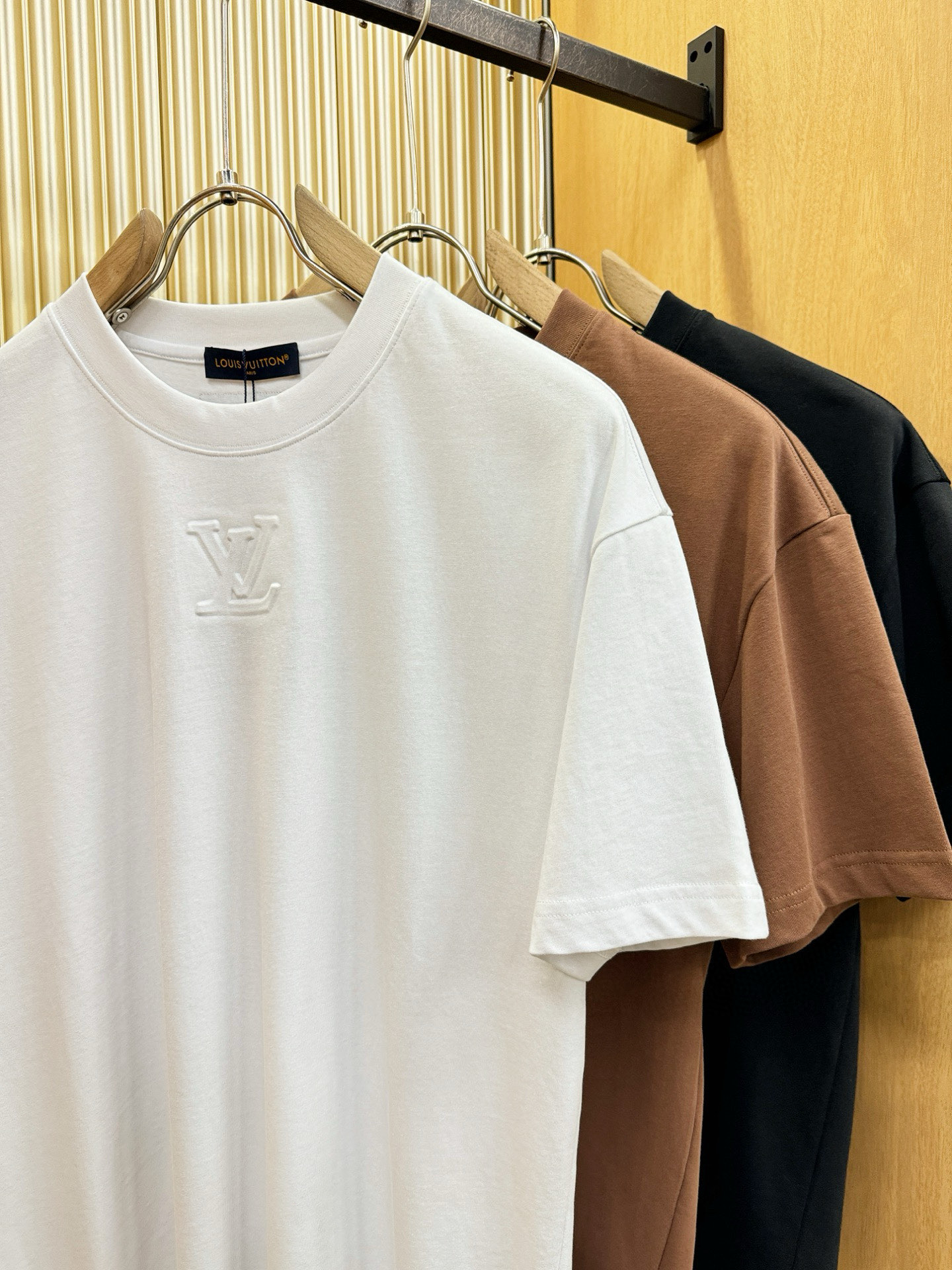LV路易威登 2026新款短袖T恤！走秀图案时尚休闲短袖T恤衫！设计logo设计！极具设计精选客供面料，