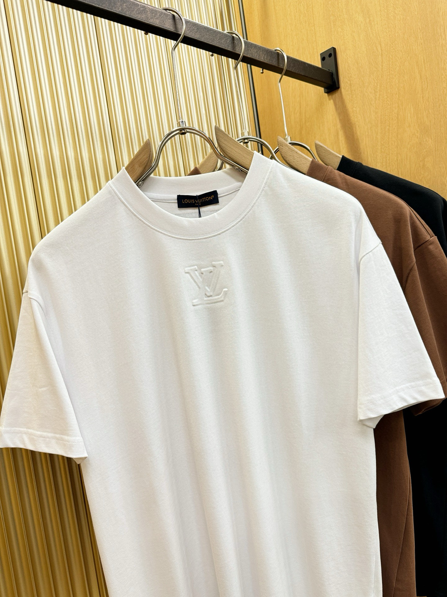 LV路易威登 2026新款短袖T恤！走秀图案时尚休闲短袖T恤衫！设计logo设计！极具设计精选客供面料，