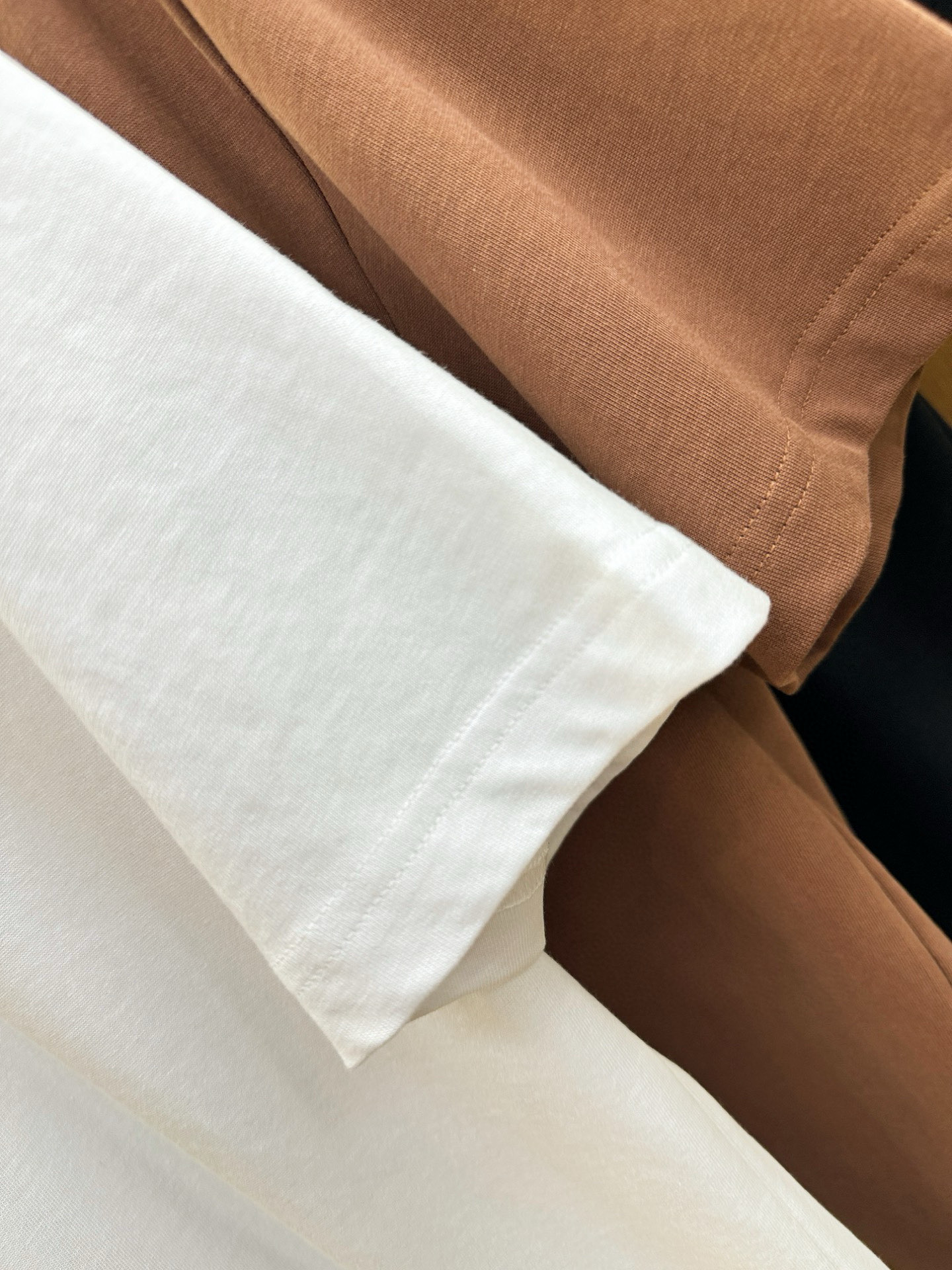 LV路易威登 2026新款短袖T恤！走秀图案时尚休闲短袖T恤衫！设计logo设计！极具设计精选客供面料，