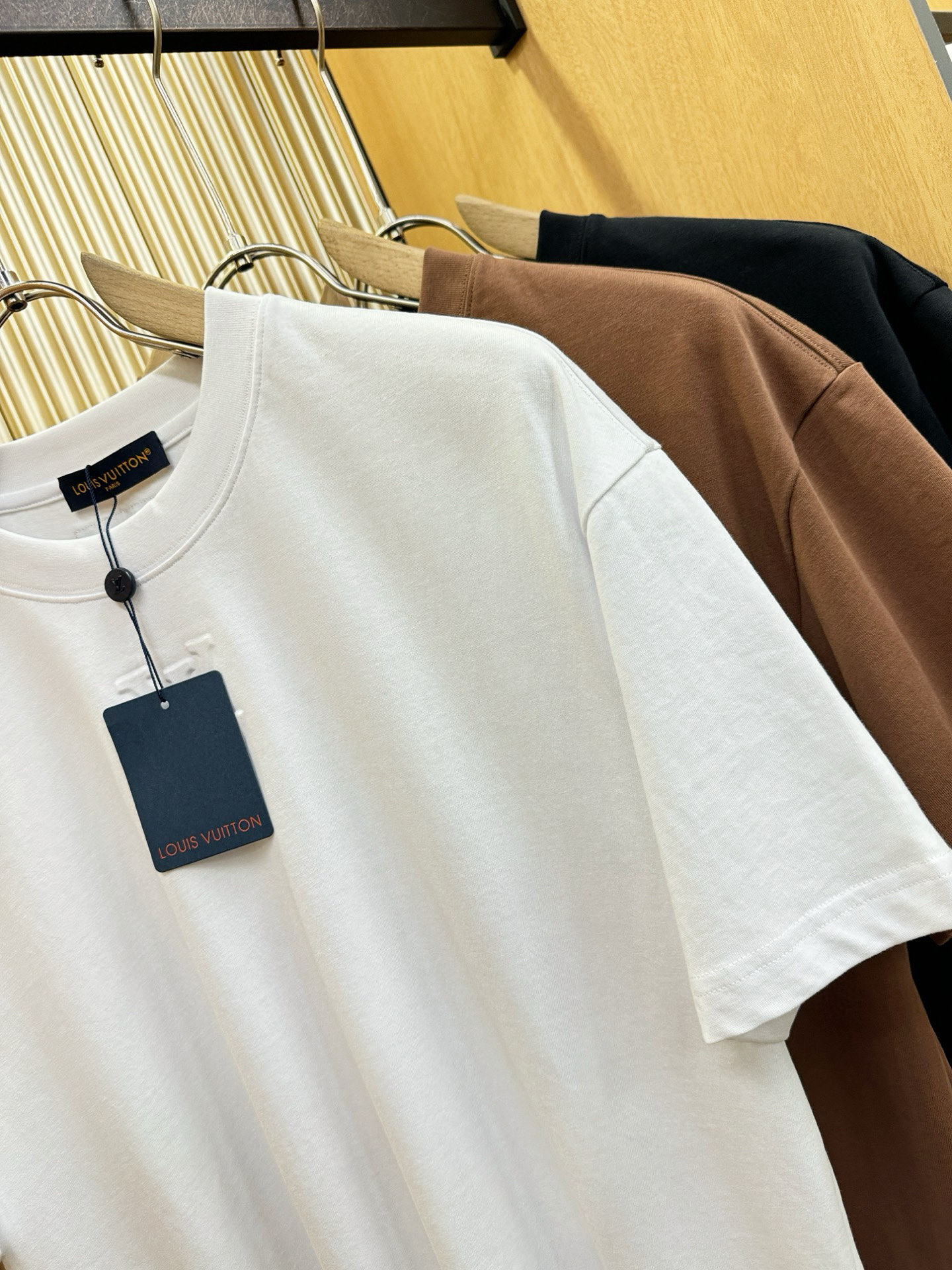 LV路易威登 2026新款短袖T恤！走秀图案时尚休闲短袖T恤衫！设计logo设计！极具设计精选客供面料，