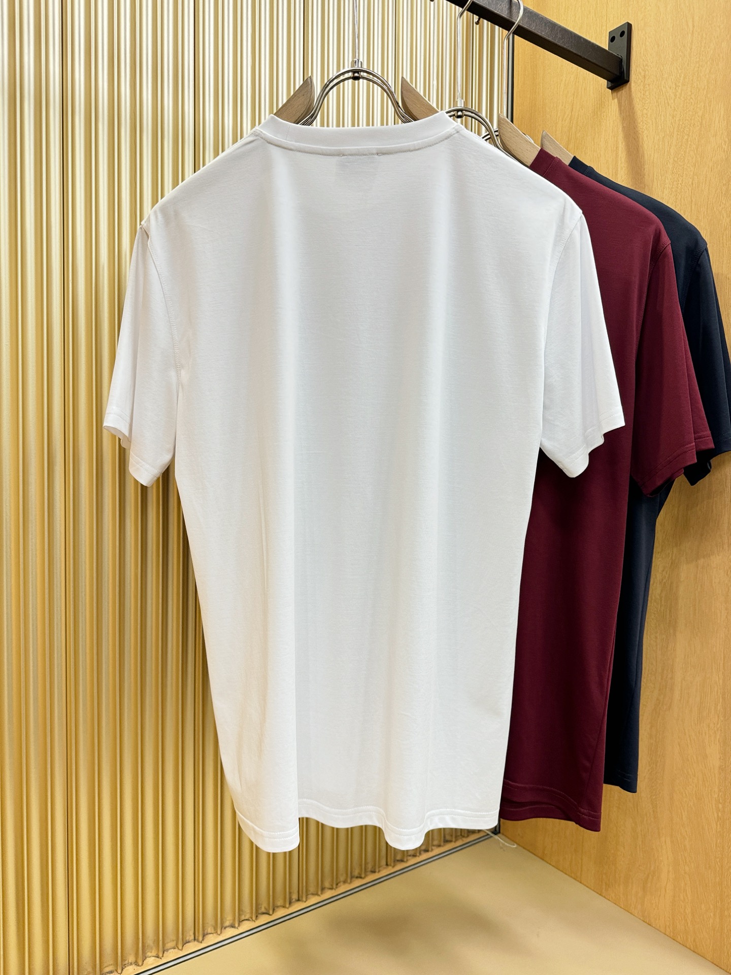 ISAIA 顶级品质 2026新品短袖！原版定制面料，手感柔软。顶级进口私货，时尚设计潮流短袖，不失奢华