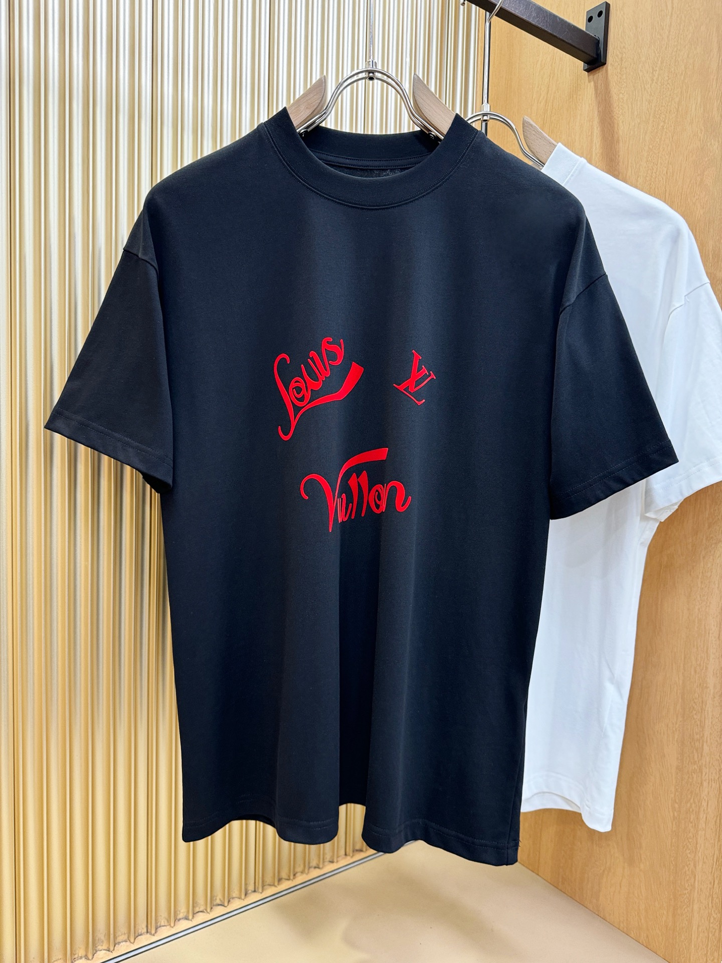 LV 2026新款短袖T恤！走秀图案时尚休闲短袖T恤衫！设计logo设计！极具设计精选客供面料，手感柔软