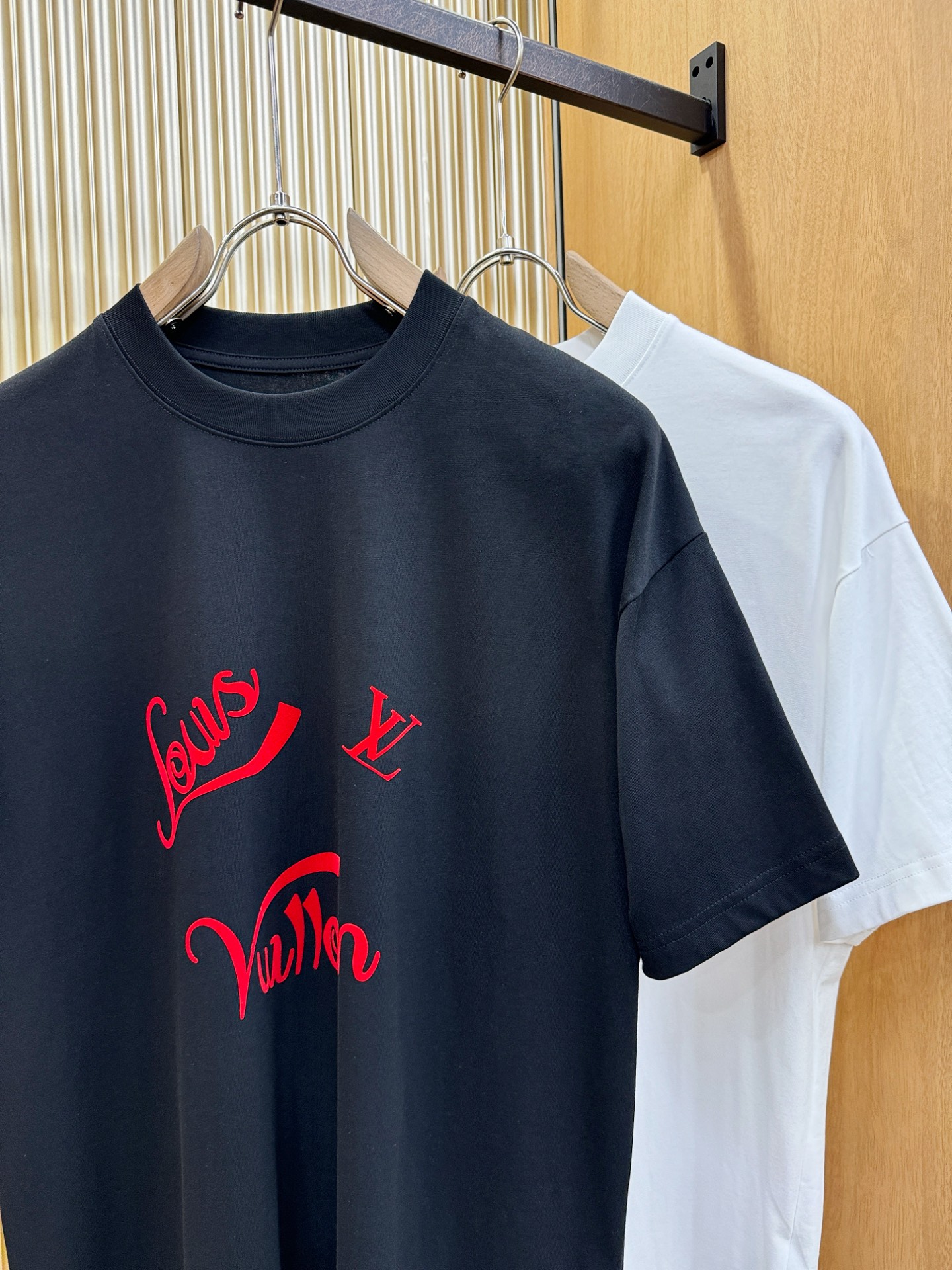 LV 2026新款短袖T恤！走秀图案时尚休闲短袖T恤衫！设计logo设计！极具设计精选客供面料，手感柔软