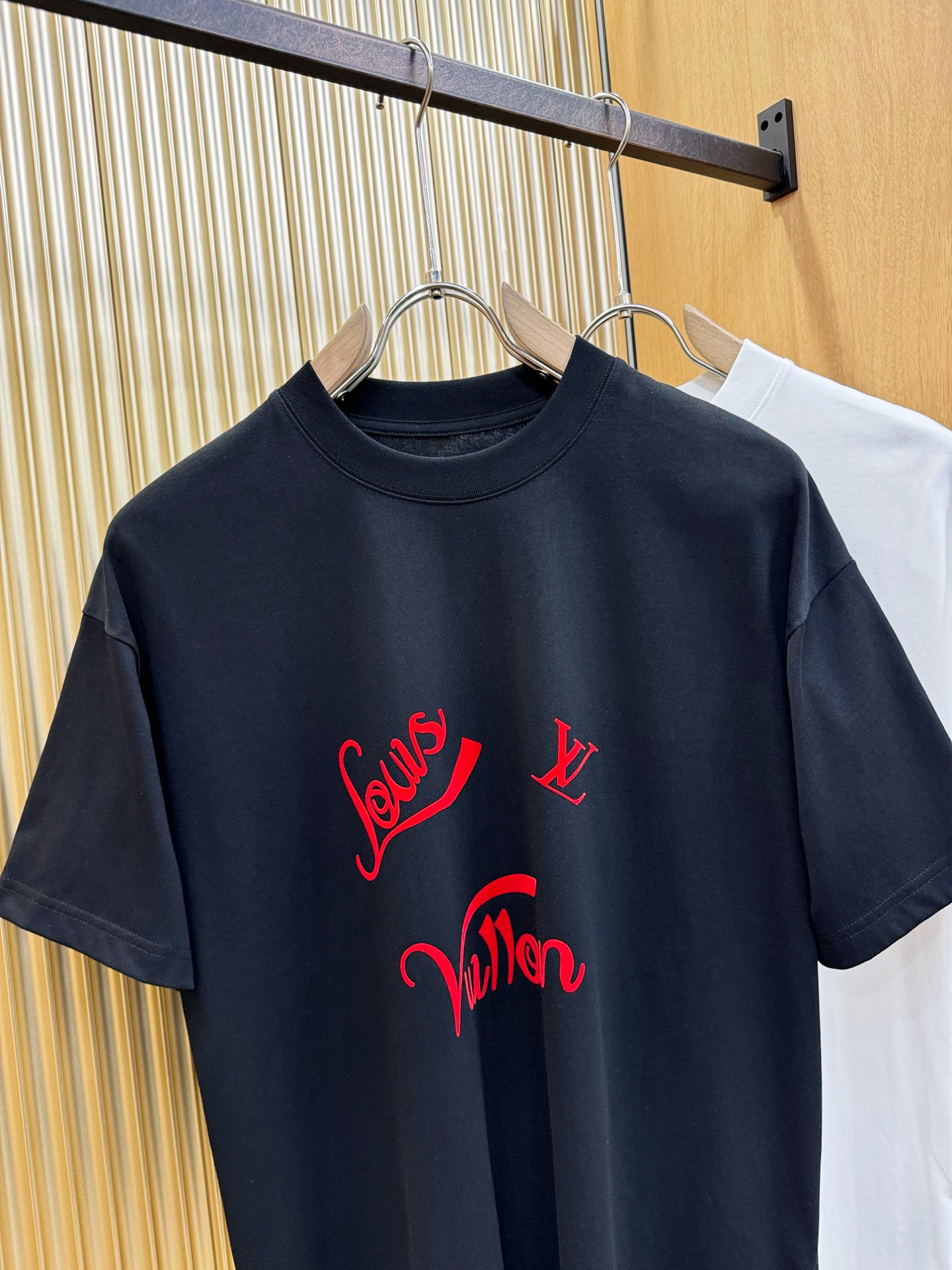 LV 2026新款短袖T恤！走秀图案时尚休闲短袖T恤衫！设计logo设计！极具设计精选客供面料，手感柔软