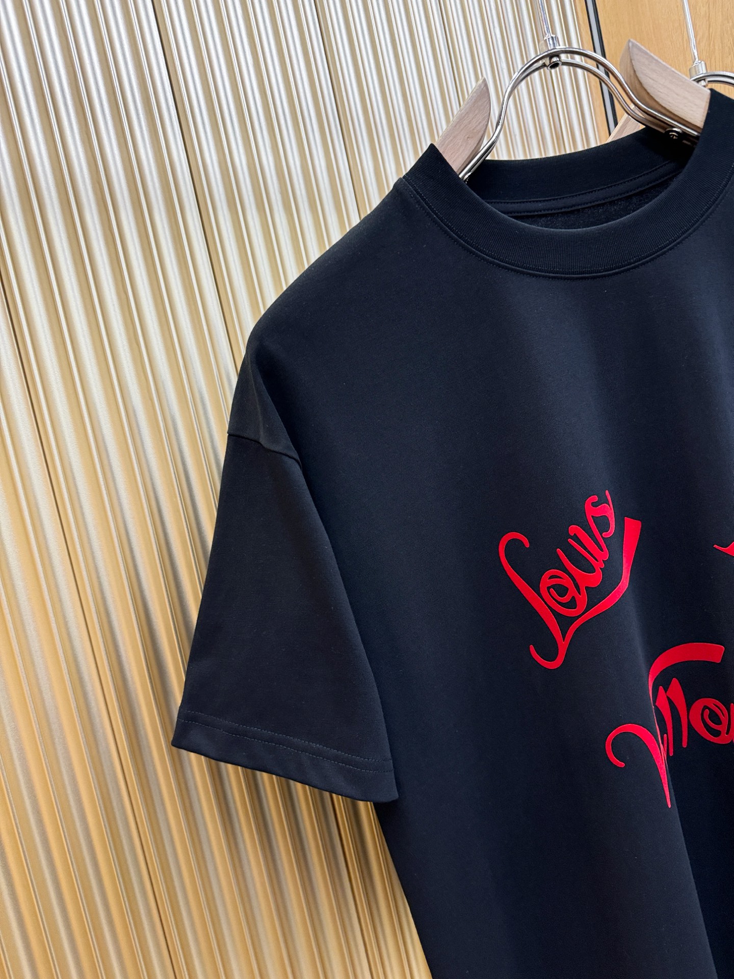 LV 2026新款短袖T恤！走秀图案时尚休闲短袖T恤衫！设计logo设计！极具设计精选客供面料，手感柔软