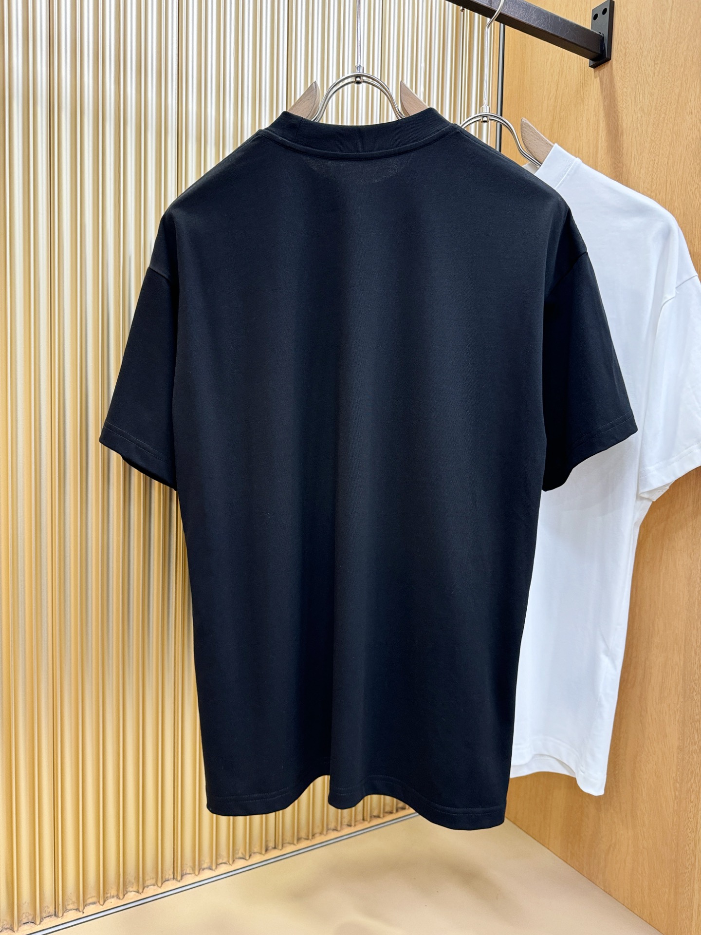 LV 2026新款短袖T恤！走秀图案时尚休闲短袖T恤衫！设计logo设计！极具设计精选客供面料，手感柔软