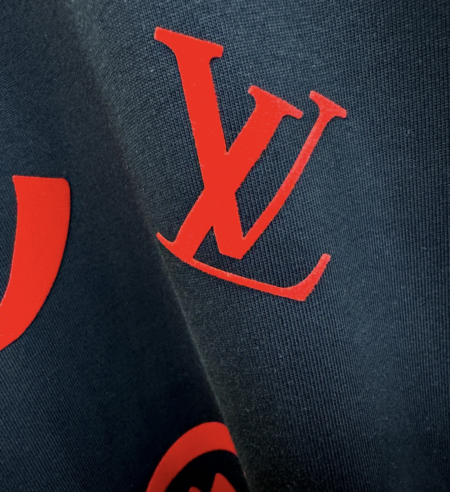 LV 2026新款短袖T恤！走秀图案时尚休闲短袖T恤衫！设计logo设计！极具设计精选客供面料，手感柔软