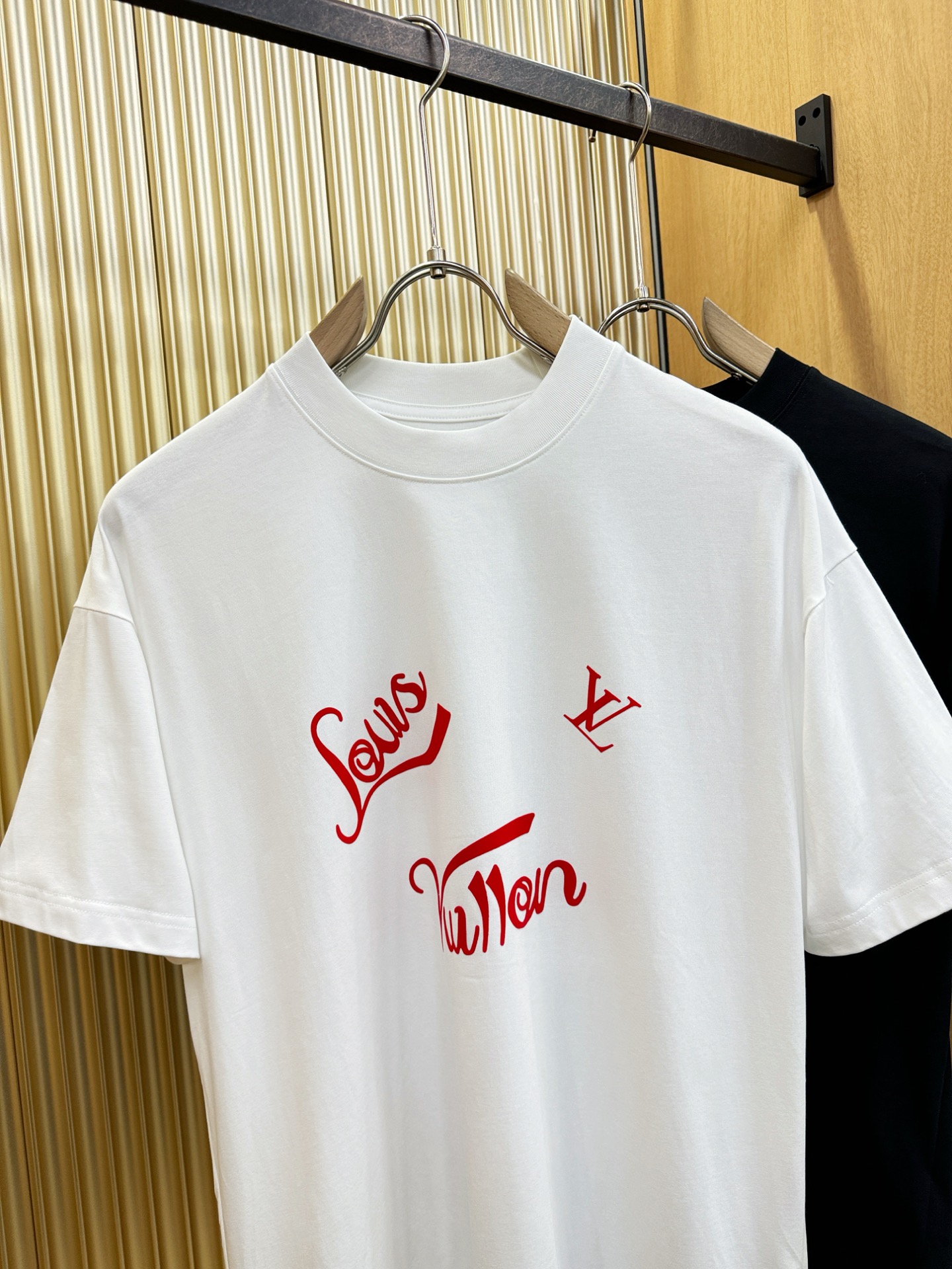 LV 2026新款短袖T恤！走秀图案时尚休闲短袖T恤衫！设计logo设计！极具设计精选客供面料，手感柔软