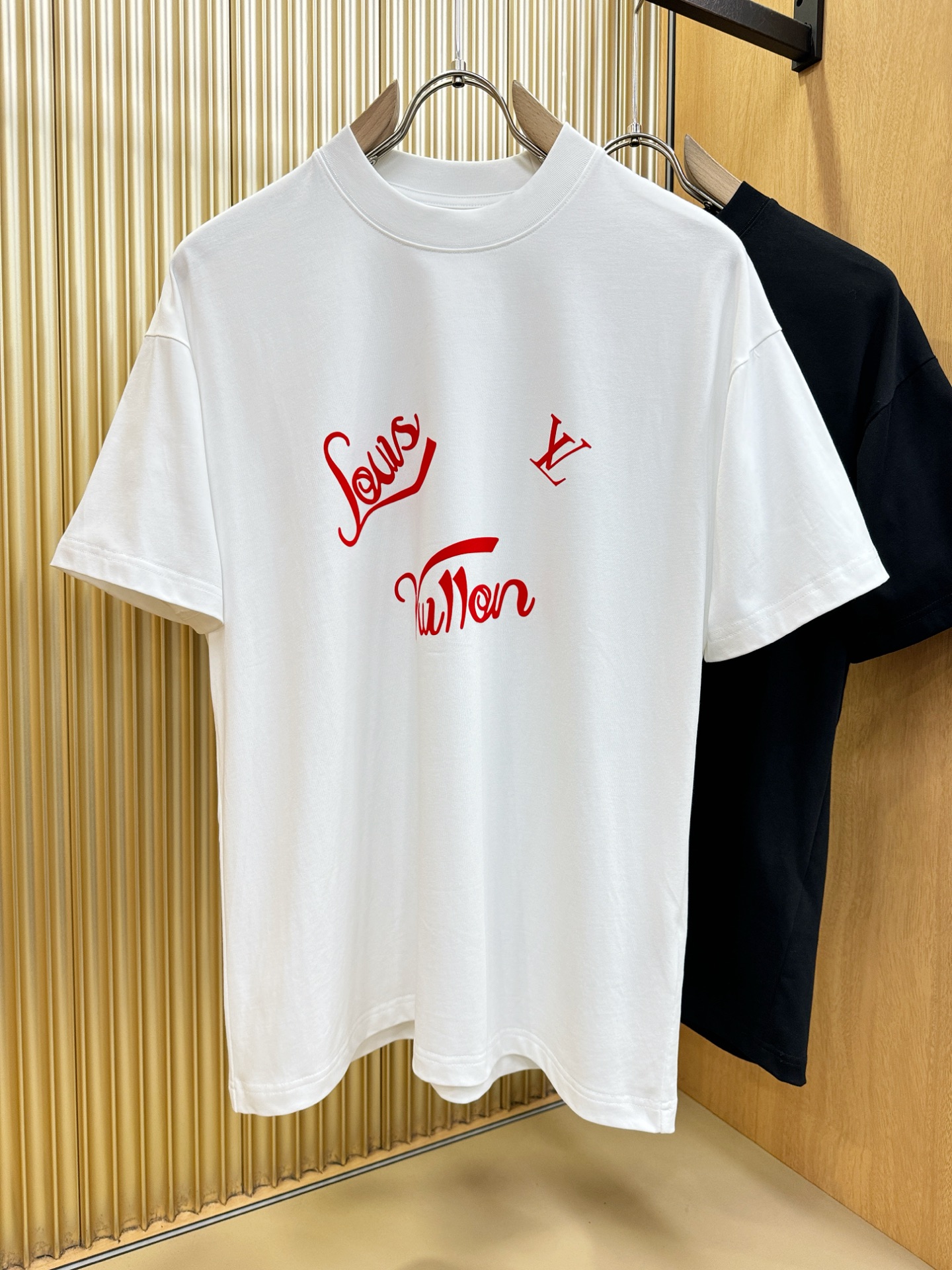 LV 2026新款短袖T恤！走秀图案时尚休闲短袖T恤衫！设计logo设计！极具设计精选客供面料，手感柔软