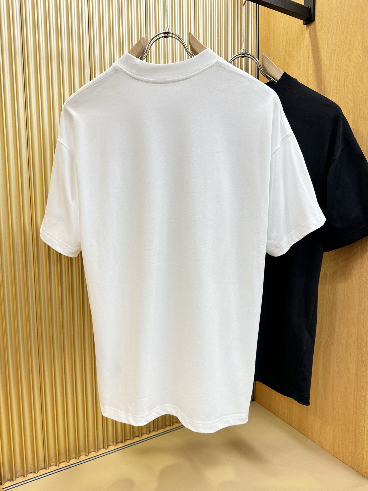 LV 2026新款短袖T恤！走秀图案时尚休闲短袖T恤衫！设计logo设计！极具设计精选客供面料，手感柔软