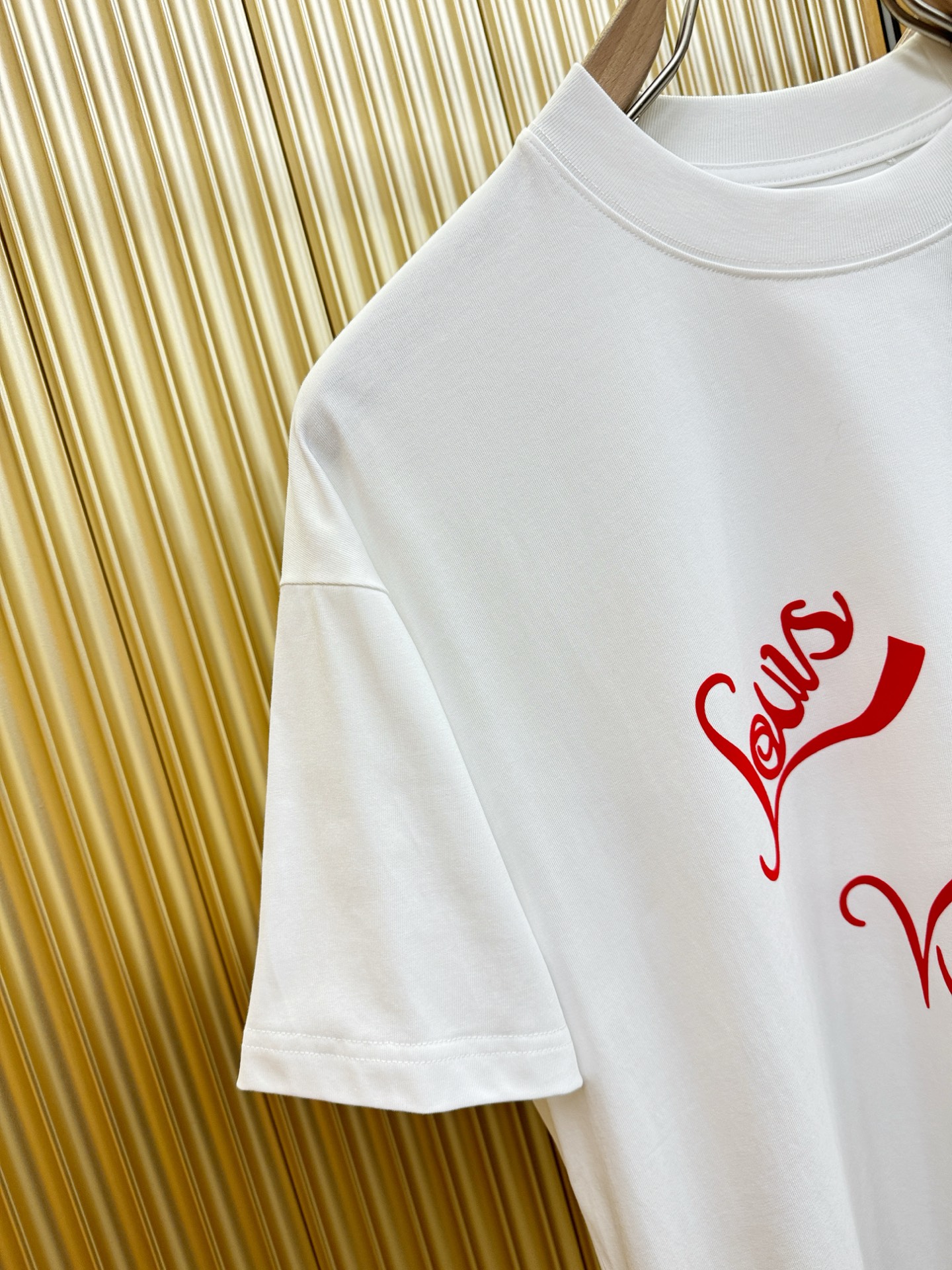 LV 2026新款短袖T恤！走秀图案时尚休闲短袖T恤衫！设计logo设计！极具设计精选客供面料，手感柔软