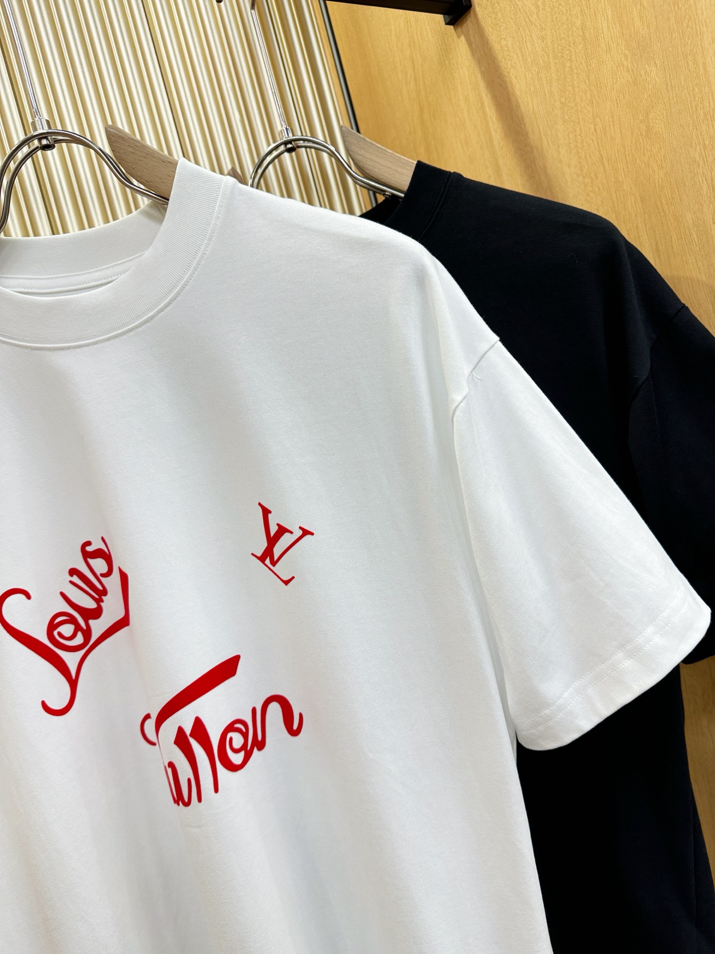 LV 2026新款短袖T恤！走秀图案时尚休闲短袖T恤衫！设计logo设计！极具设计精选客供面料，手感柔软