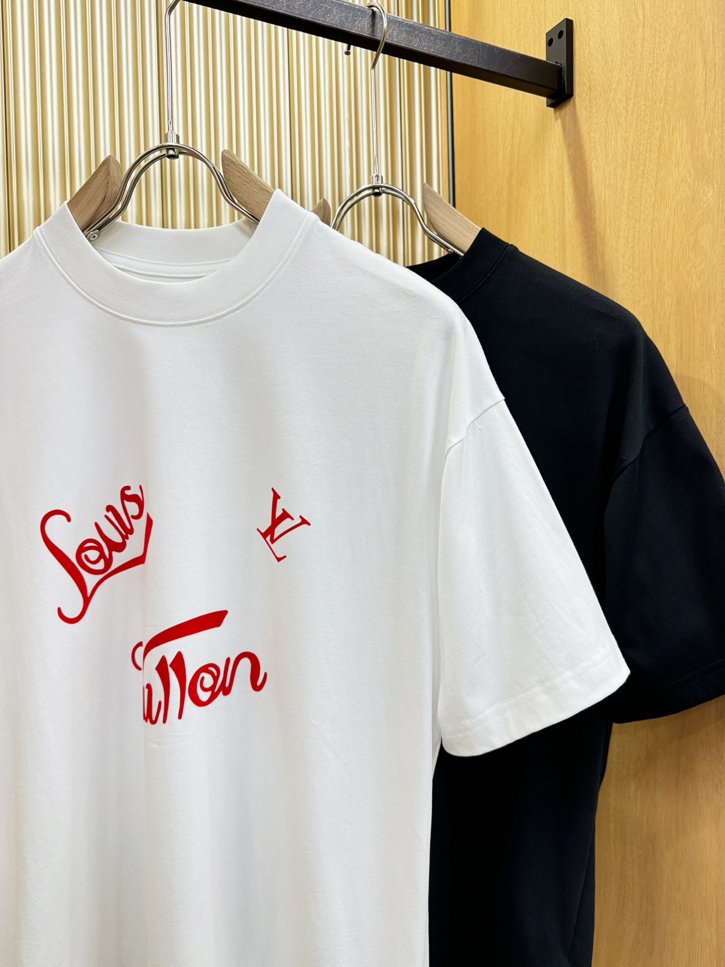 LV 2026新款短袖T恤！走秀图案时尚休闲短袖T恤衫！设计logo设计！极具设计精选客供面料，手感柔软