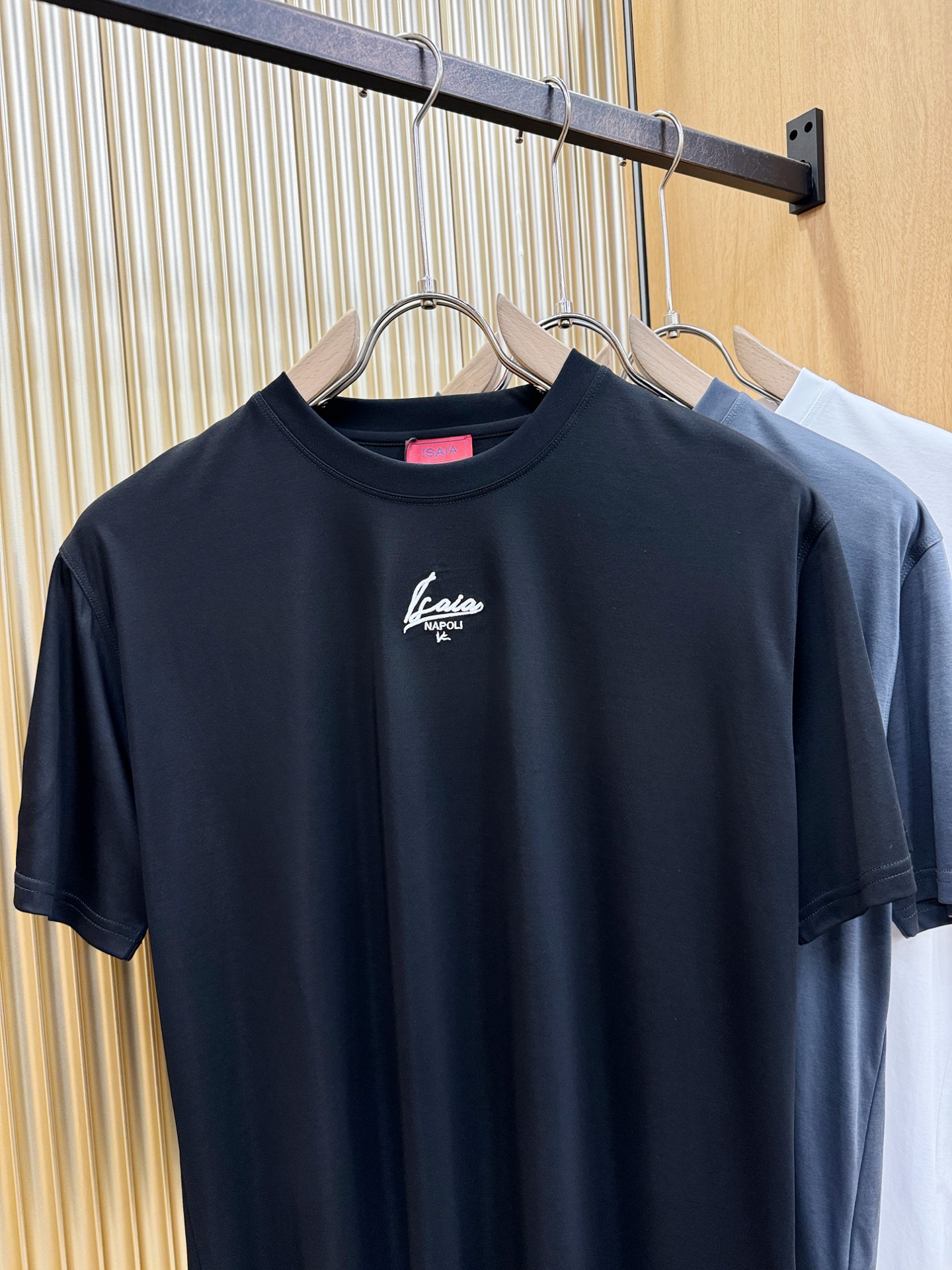 ISAIA 顶级品质 2026新品短袖！原版定制面料，手感柔软。顶级进口私货，时尚设计潮流短袖，不失奢华