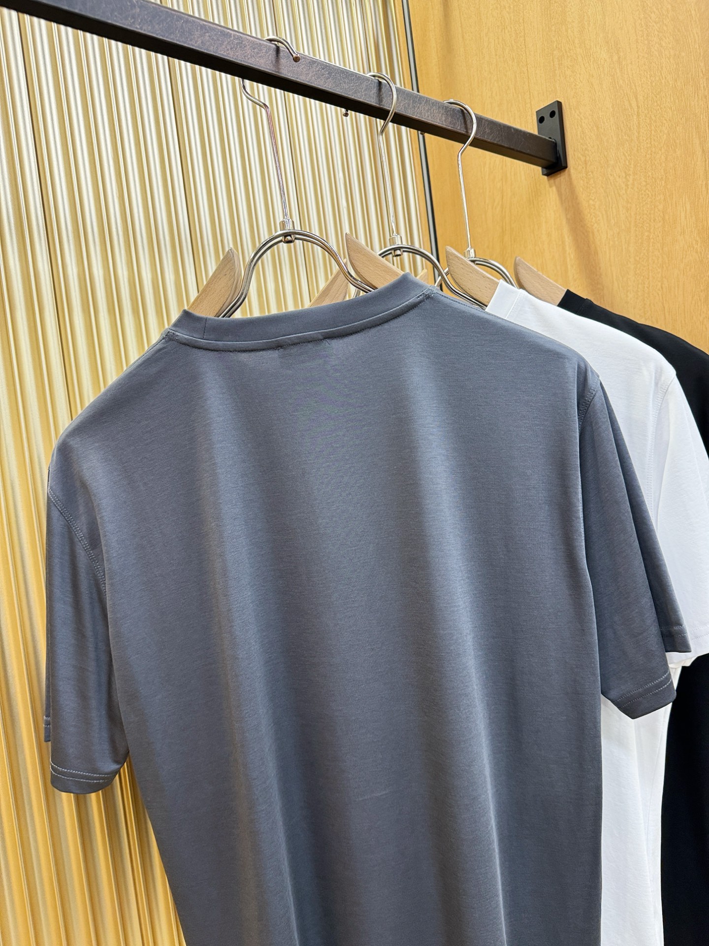 ISAIA 顶级品质 2026新品短袖！原版定制面料，手感柔软。顶级进口私货，时尚设计潮流短袖，不失奢华