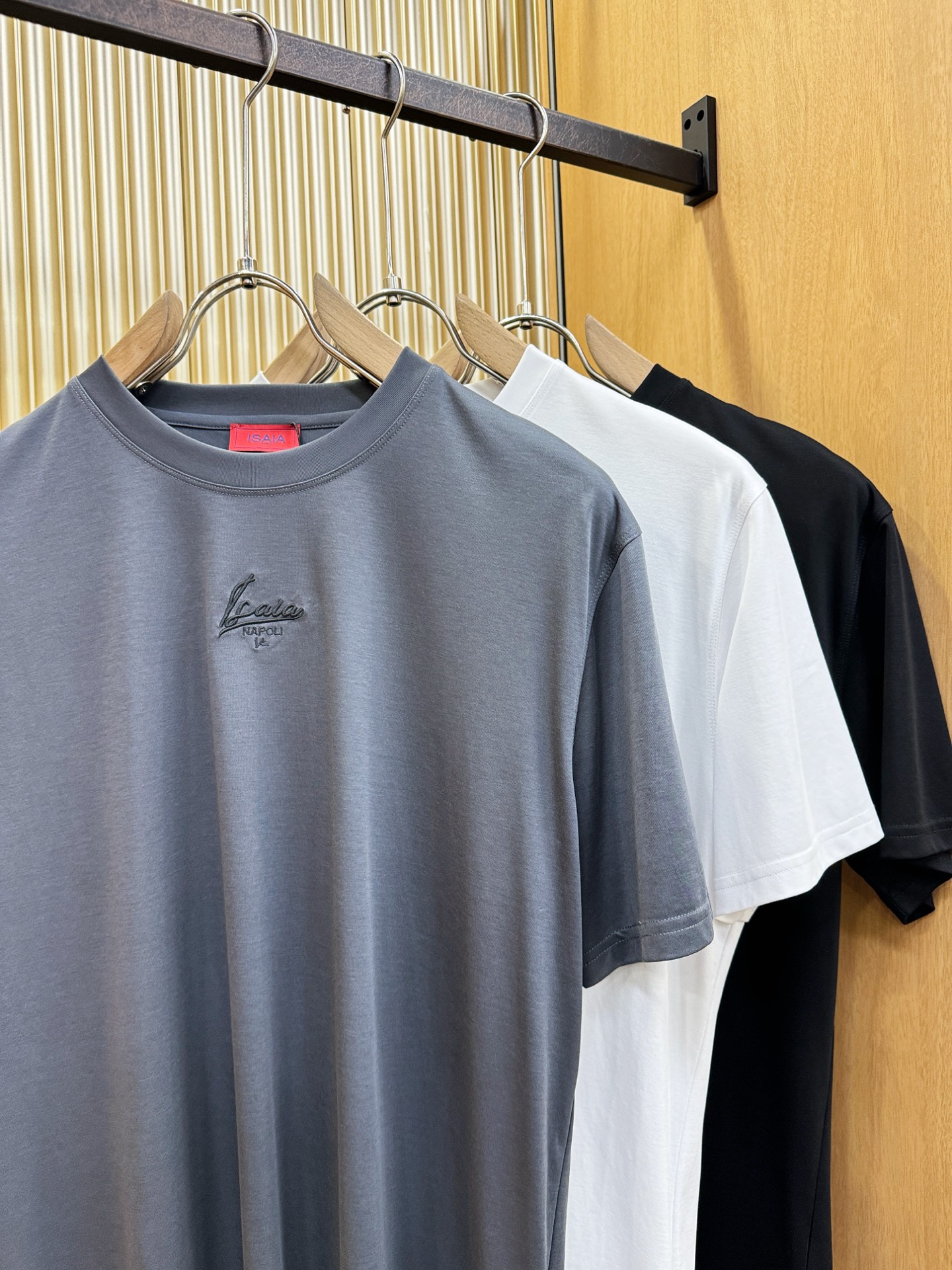 ISAIA 顶级品质 2026新品短袖！原版定制面料，手感柔软。顶级进口私货，时尚设计潮流短袖，不失奢华