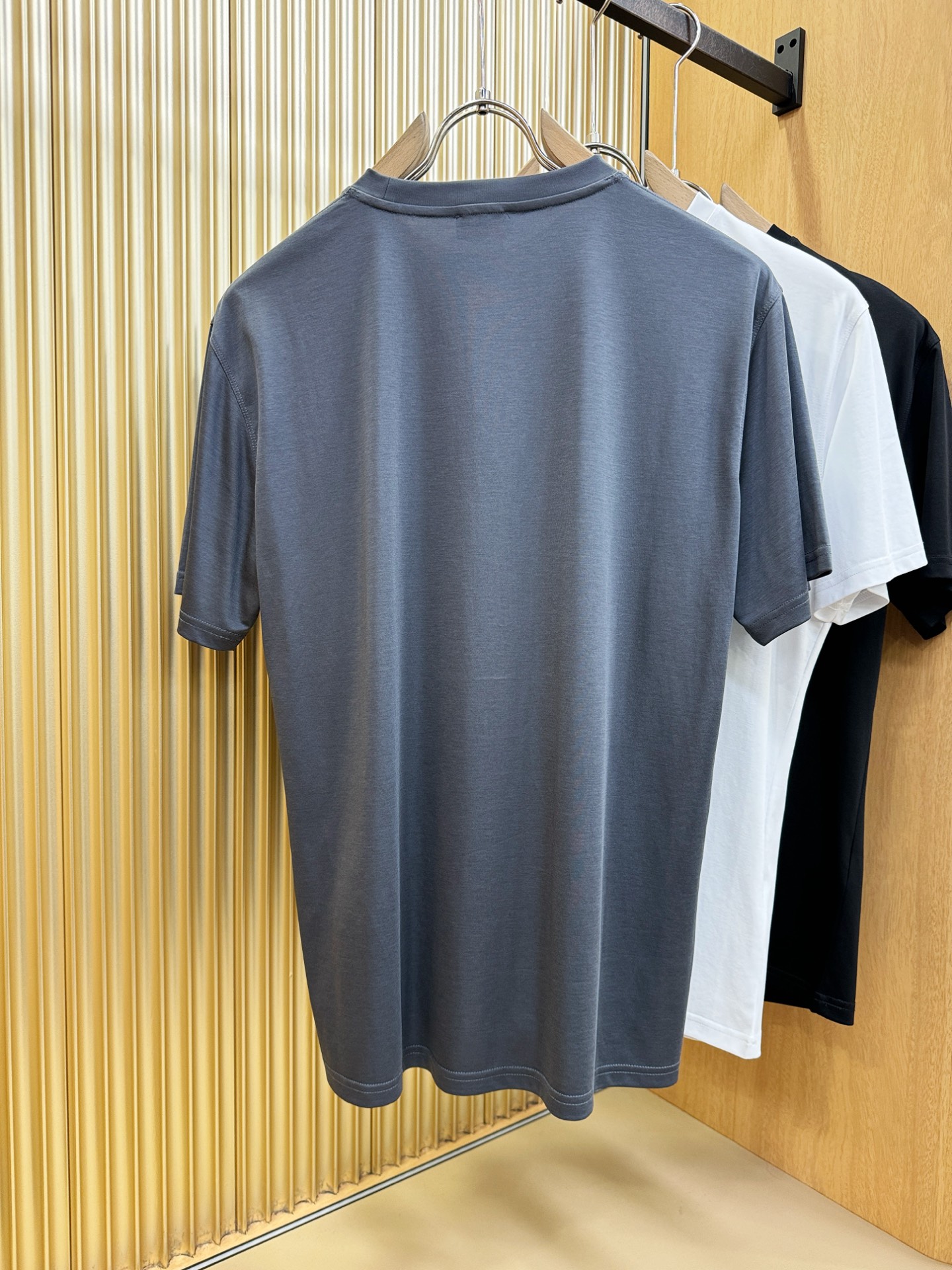 ISAIA 顶级品质 2026新品短袖！原版定制面料，手感柔软。顶级进口私货，时尚设计潮流短袖，不失奢华