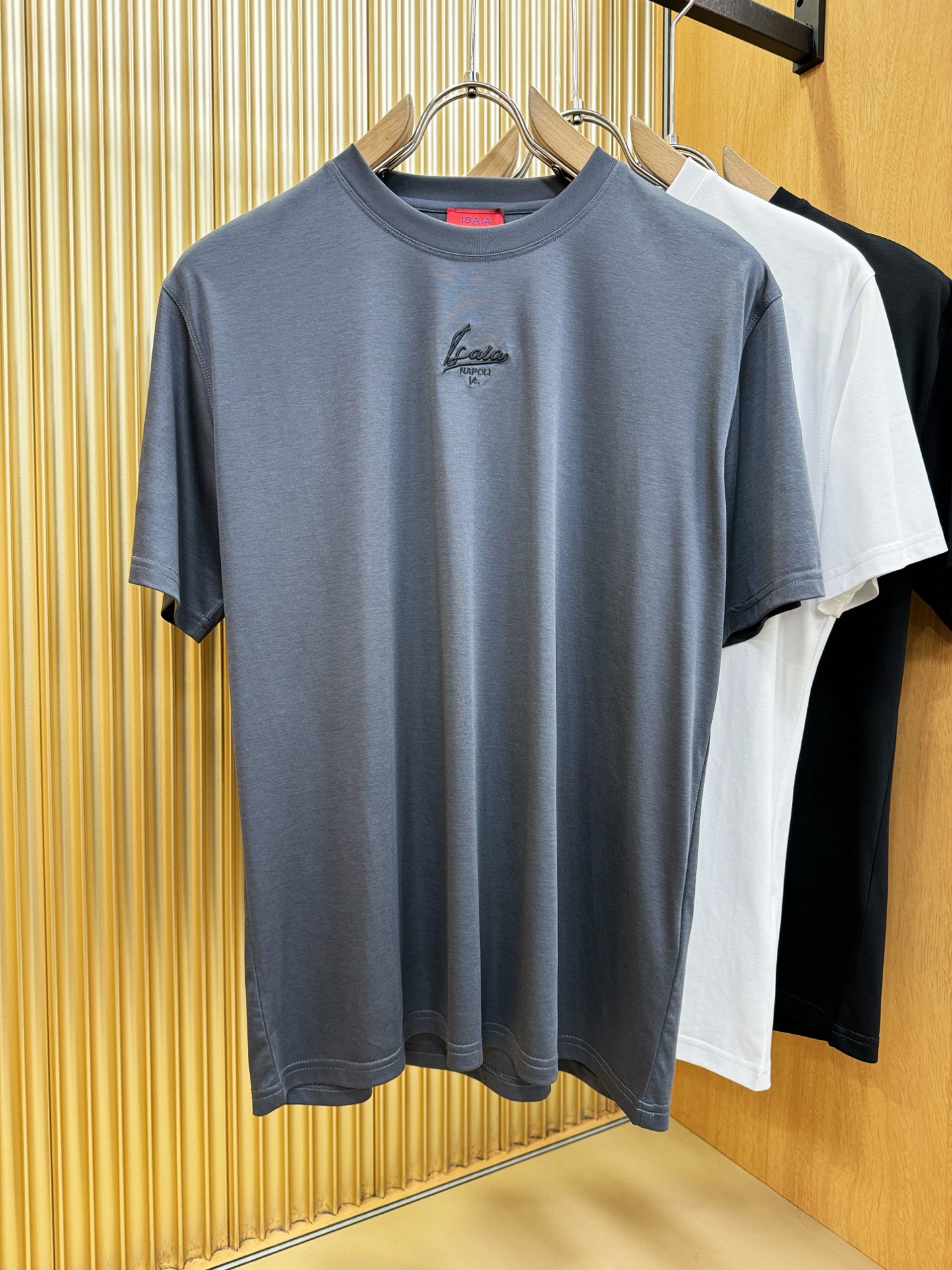 ISAIA 顶级品质 2026新品短袖！原版定制面料，手感柔软。顶级进口私货，时尚设计潮流短袖，不失奢华