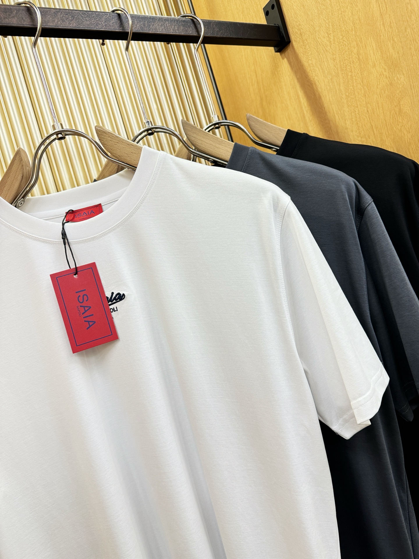 ISAIA 顶级品质 2026新品短袖！原版定制面料，手感柔软。顶级进口私货，时尚设计潮流短袖，不失奢华