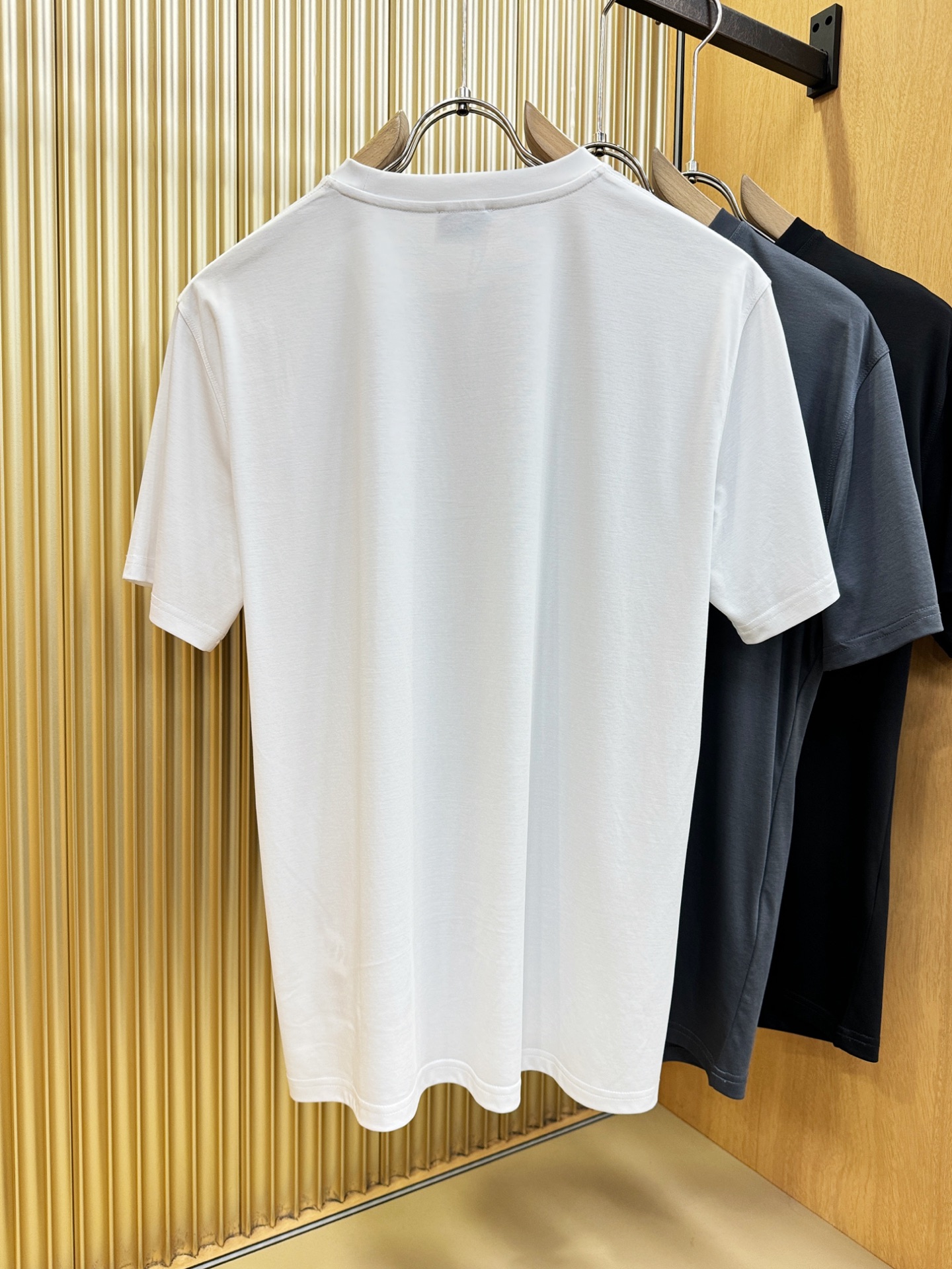 ISAIA 顶级品质 2026新品短袖！原版定制面料，手感柔软。顶级进口私货，时尚设计潮流短袖，不失奢华