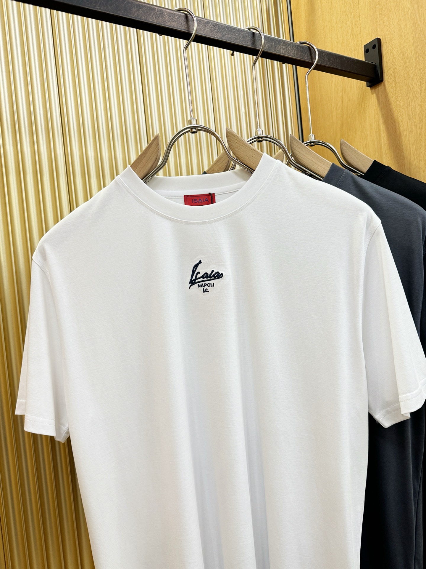 ISAIA 顶级品质 2026新品短袖！原版定制面料，手感柔软。顶级进口私货，时尚设计潮流短袖，不失奢华