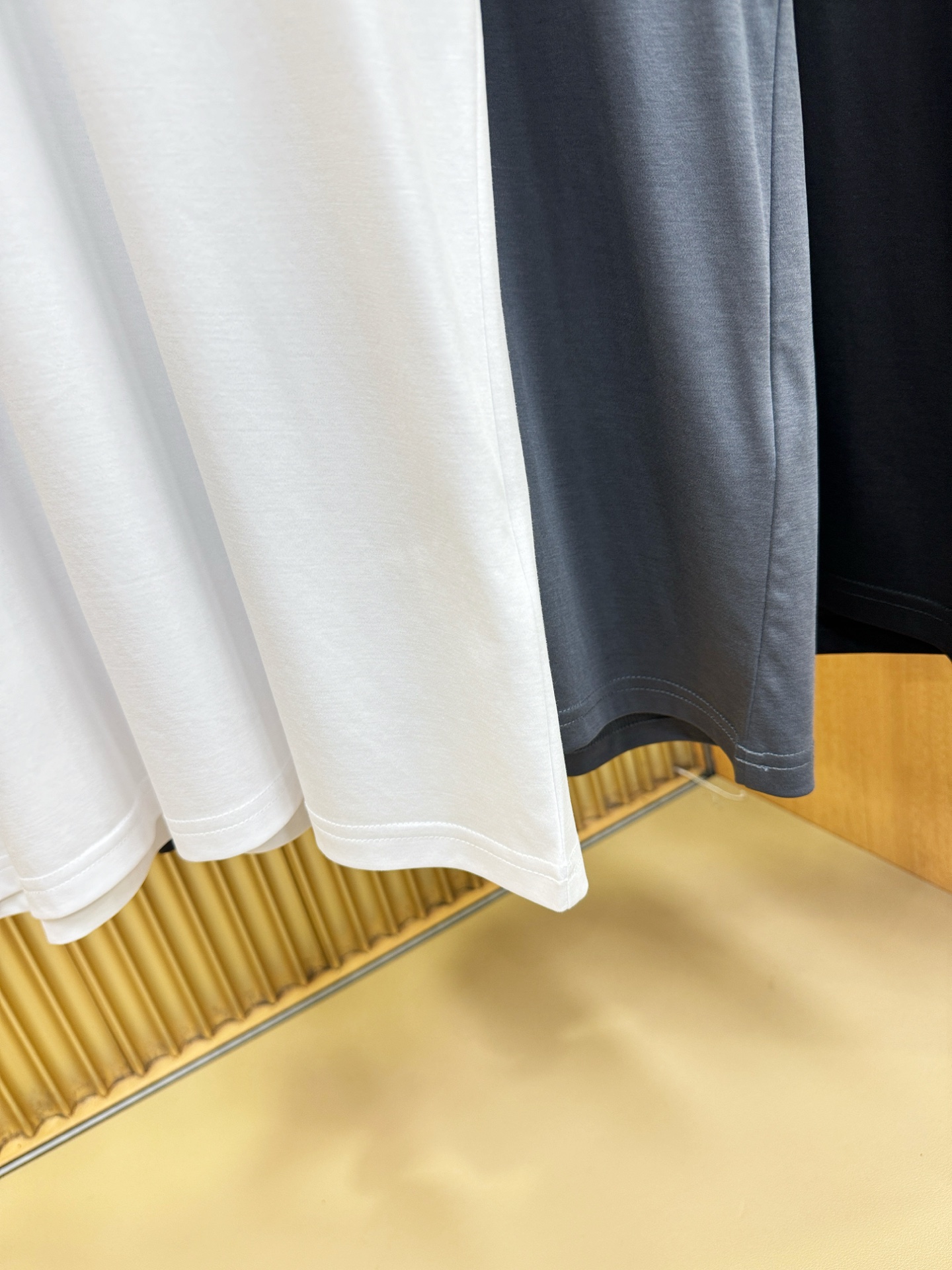 ISAIA 顶级品质 2026新品短袖！原版定制面料，手感柔软。顶级进口私货，时尚设计潮流短袖，不失奢华