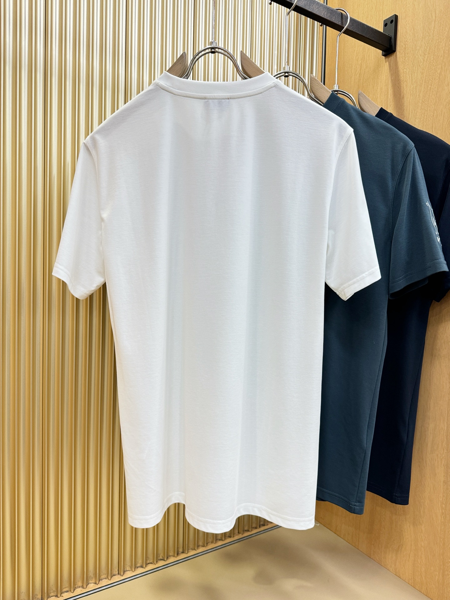 ISAIA 顶级品质 2026新品短袖！原版定制面料，手感柔软。顶级进口私货，时尚设计潮流短袖，不失奢华