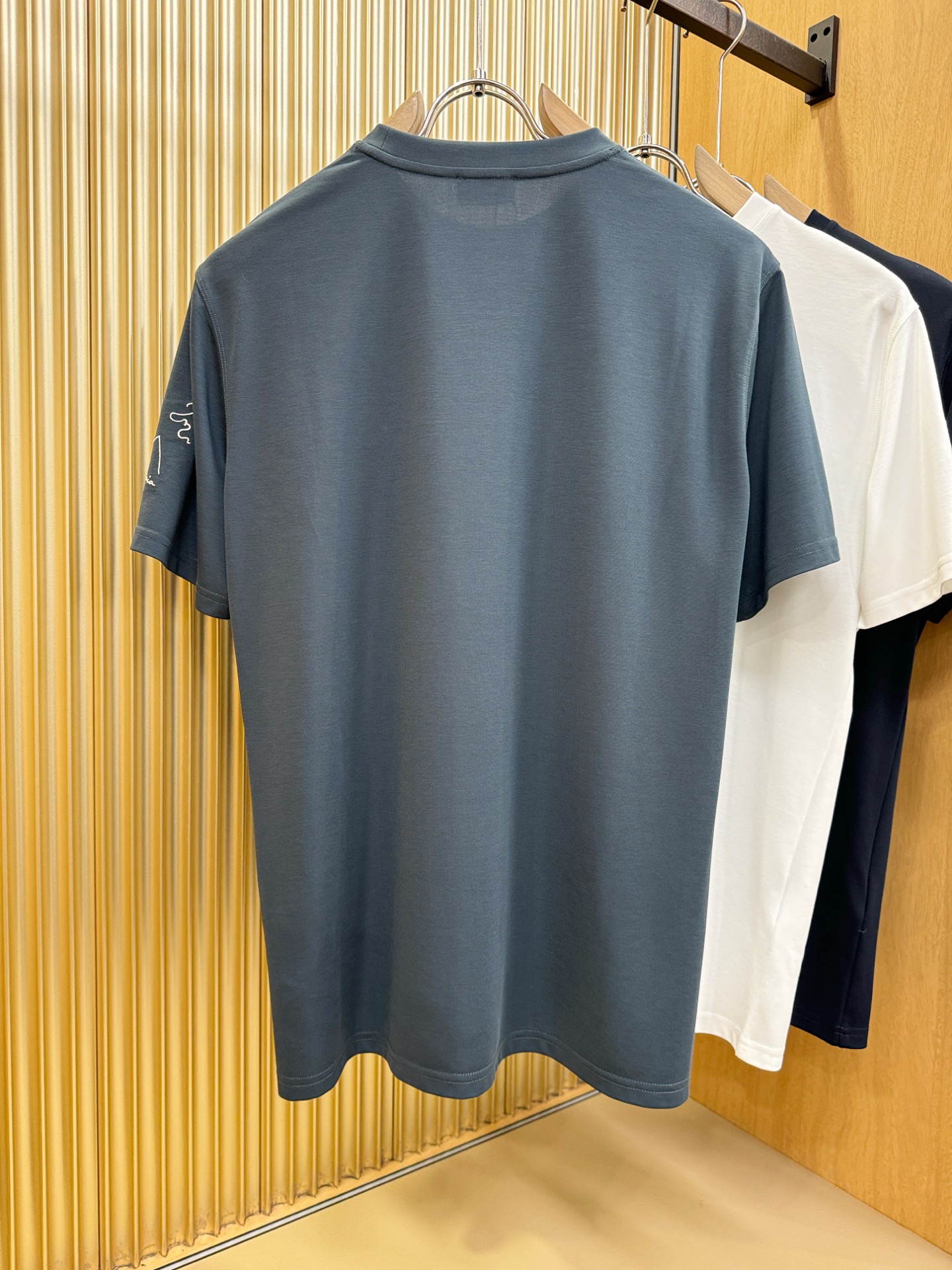 ISAIA 顶级品质 2026新品短袖！原版定制面料，手感柔软。顶级进口私货，时尚设计潮流短袖，不失奢华