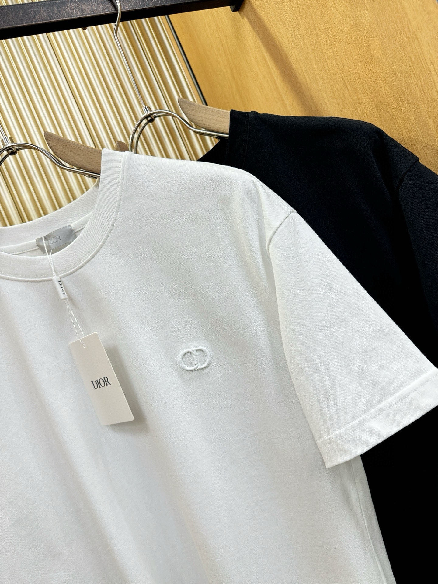 Dior迪奥 2026新款短袖T恤！走秀图案时尚休闲短袖T恤衫！设计logo设计！极具设计精选客供面料，