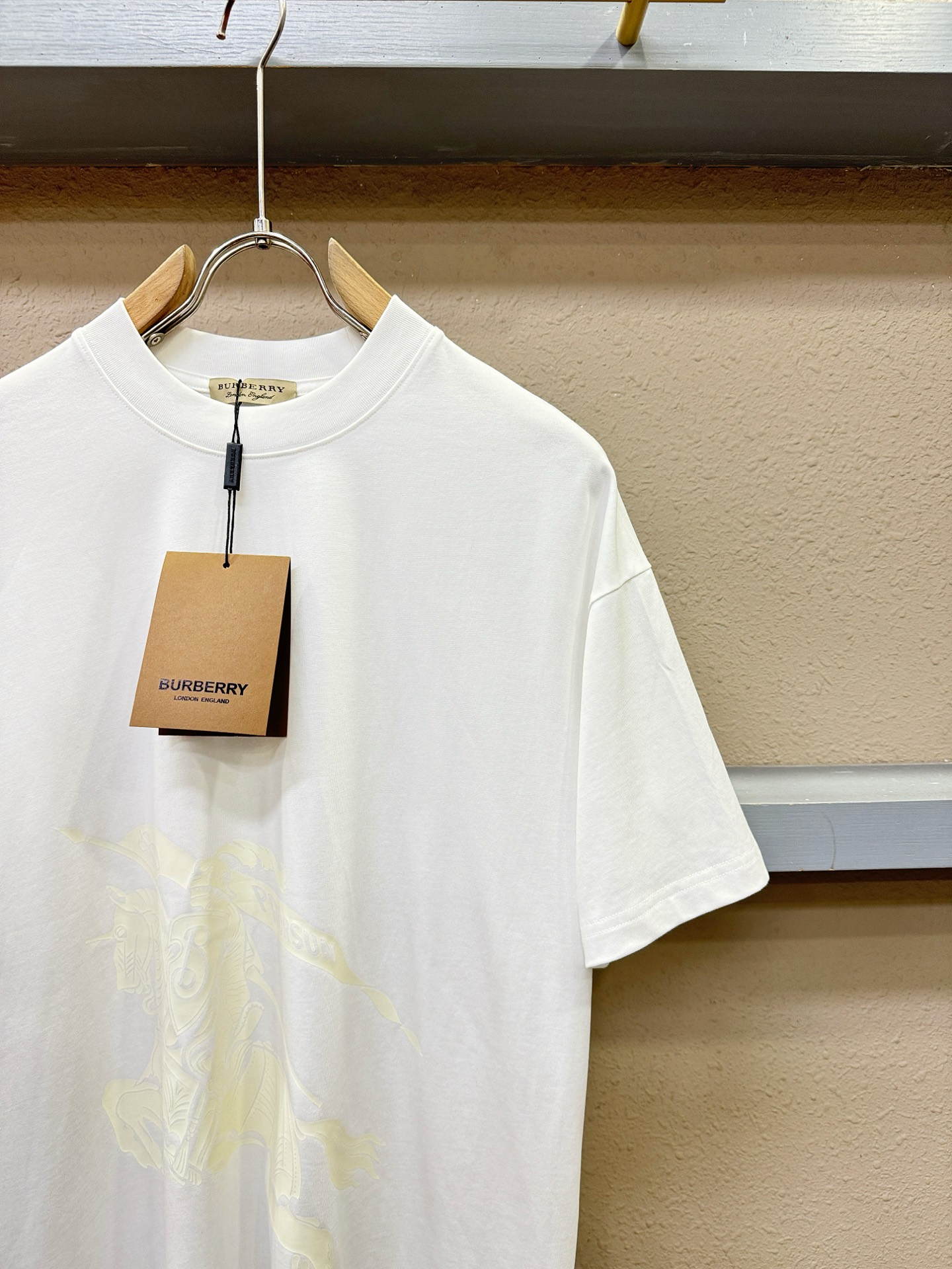 BURBERRY巴宝莉 2026新款短袖T恤！走秀图案时尚休闲短袖T恤衫！设计logo设计！极具设计精选