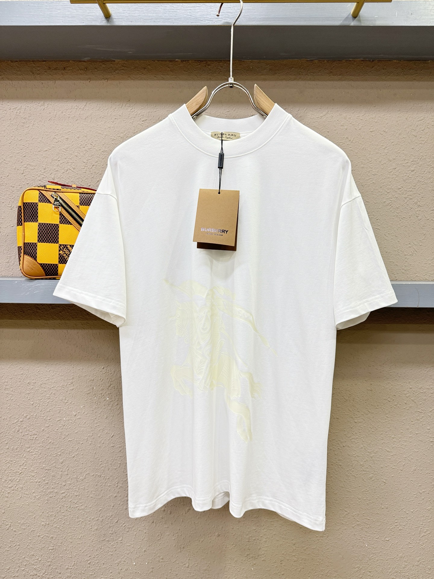 BURBERRY巴宝莉 2026新款短袖T恤！走秀图案时尚休闲短袖T恤衫！设计logo设计！极具设计精选