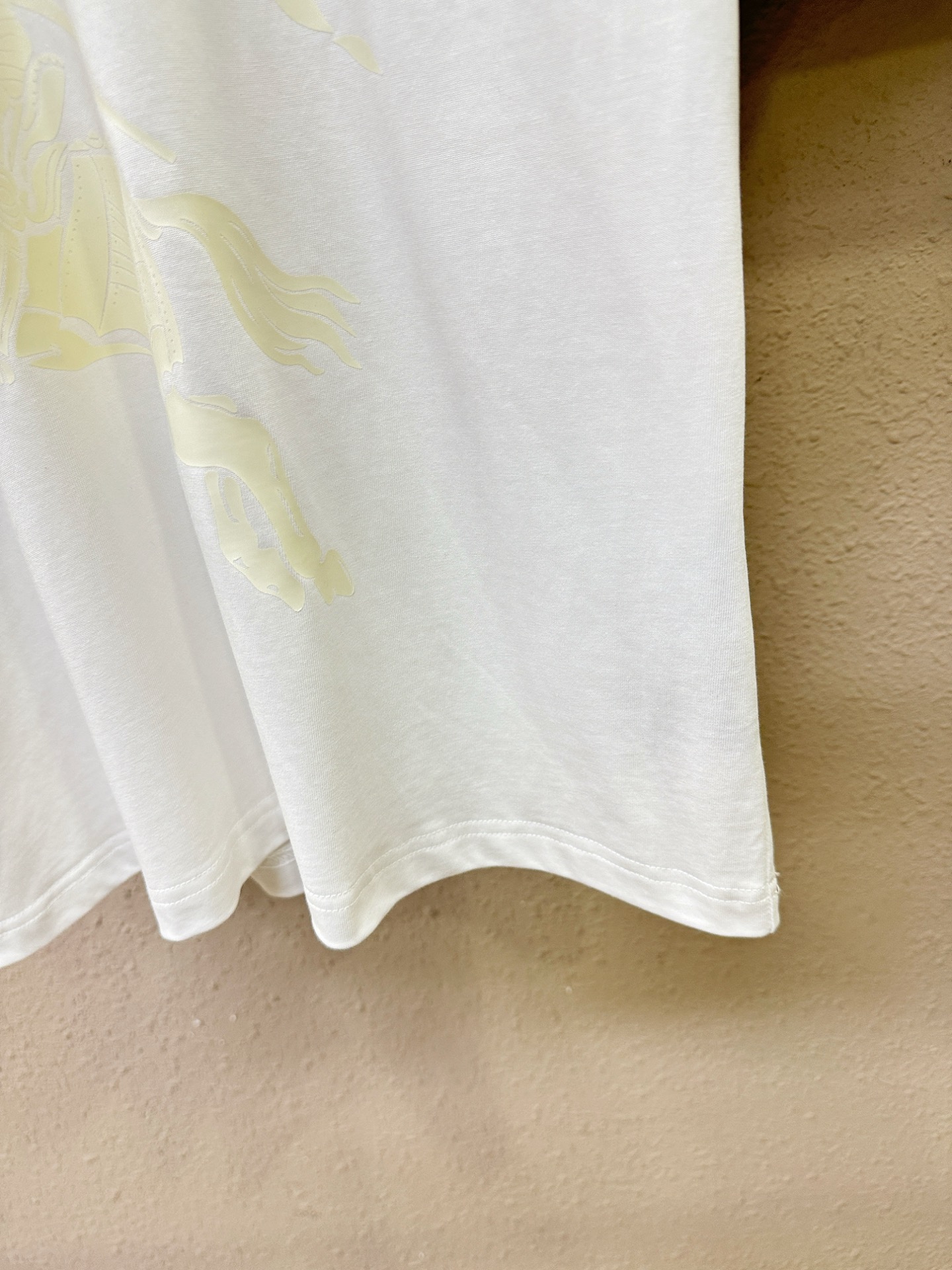 BURBERRY巴宝莉 2026新款短袖T恤！走秀图案时尚休闲短袖T恤衫！设计logo设计！极具设计精选