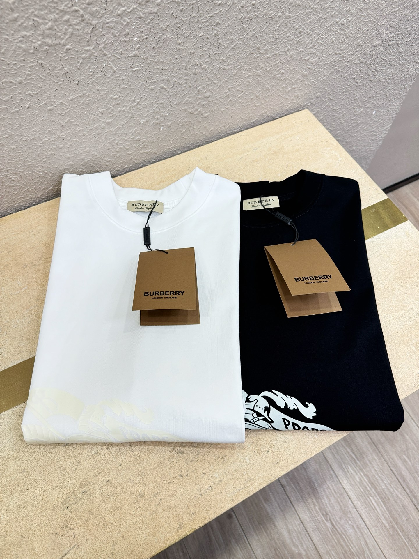 BURBERRY巴宝莉 2026新款短袖T恤！走秀图案时尚休闲短袖T恤衫！设计logo设计！极具设计精选