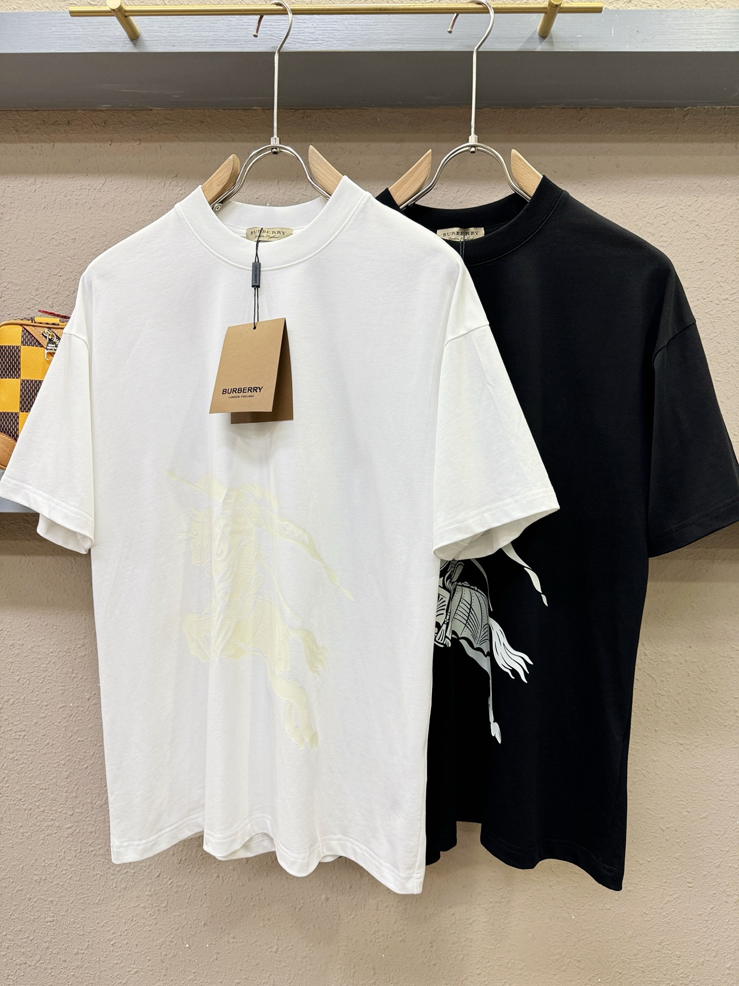 BURBERRY巴宝莉 2026新款短袖T恤！走秀图案时尚休闲短袖T恤衫！设计logo设计！极具设计精选