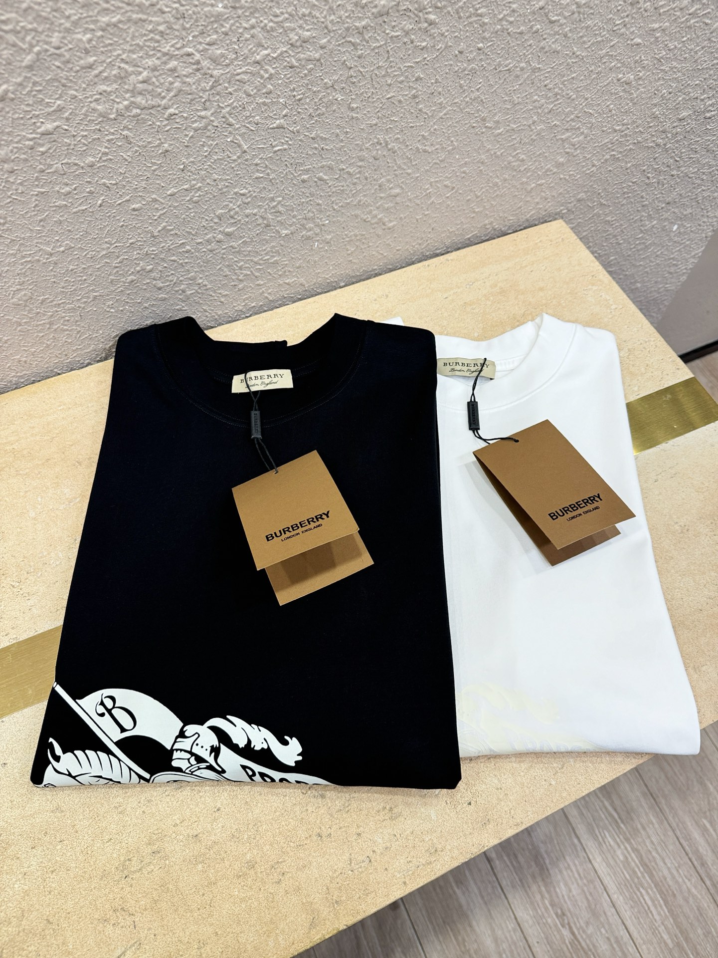 BURBERRY巴宝莉 2026新款短袖T恤！走秀图案时尚休闲短袖T恤衫！设计logo设计！极具设计精选