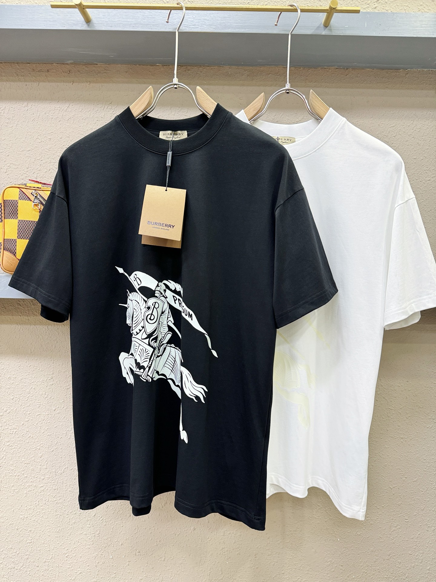 BURBERRY巴宝莉 2026新款短袖T恤！走秀图案时尚休闲短袖T恤衫！设计logo设计！极具设计精选