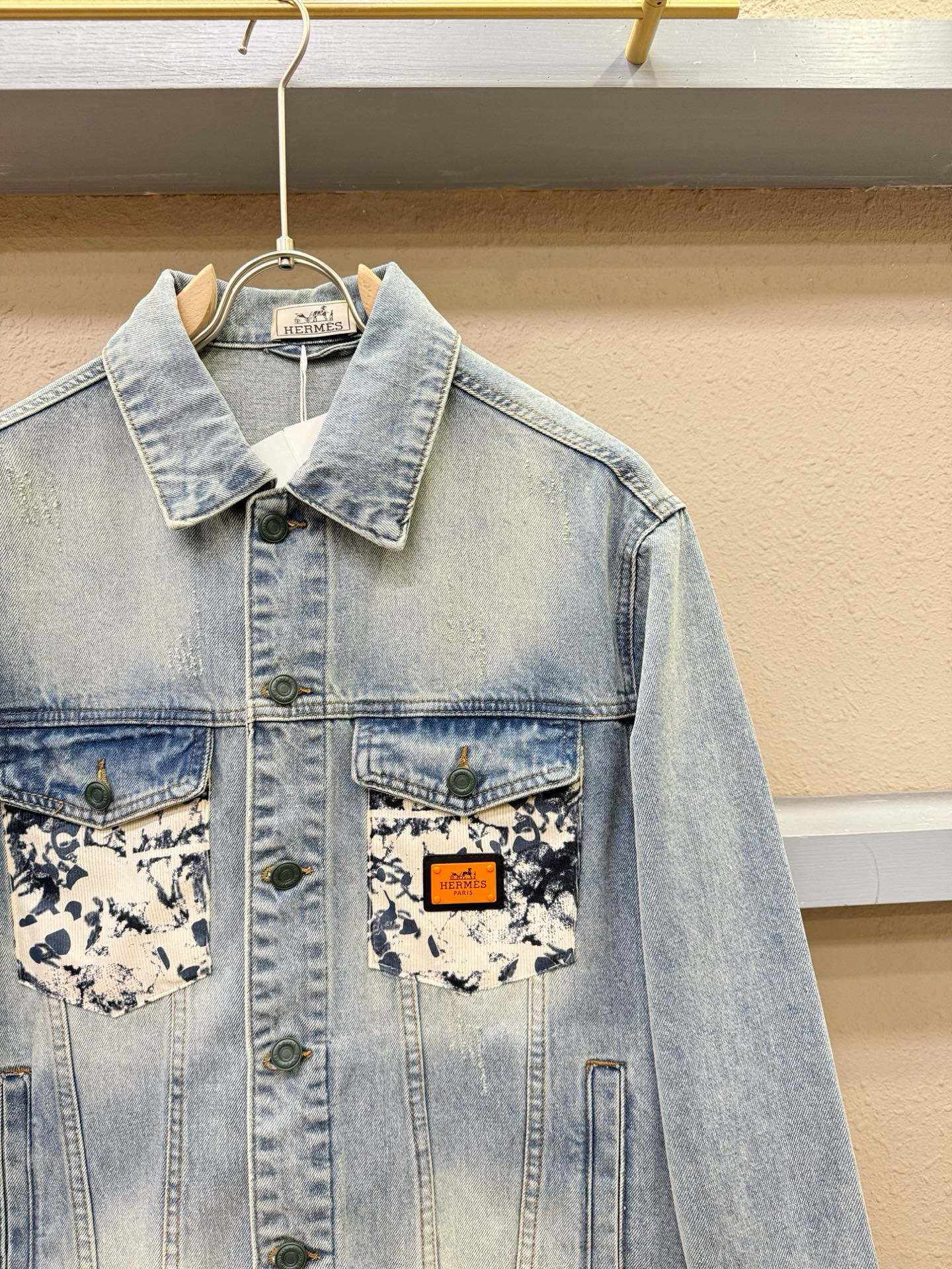 Hermès爱马仕 2026春夏新品牛仔外套，时装圈人气极为火热的单品，是时尚大咖们最炙手可热扭造型的必