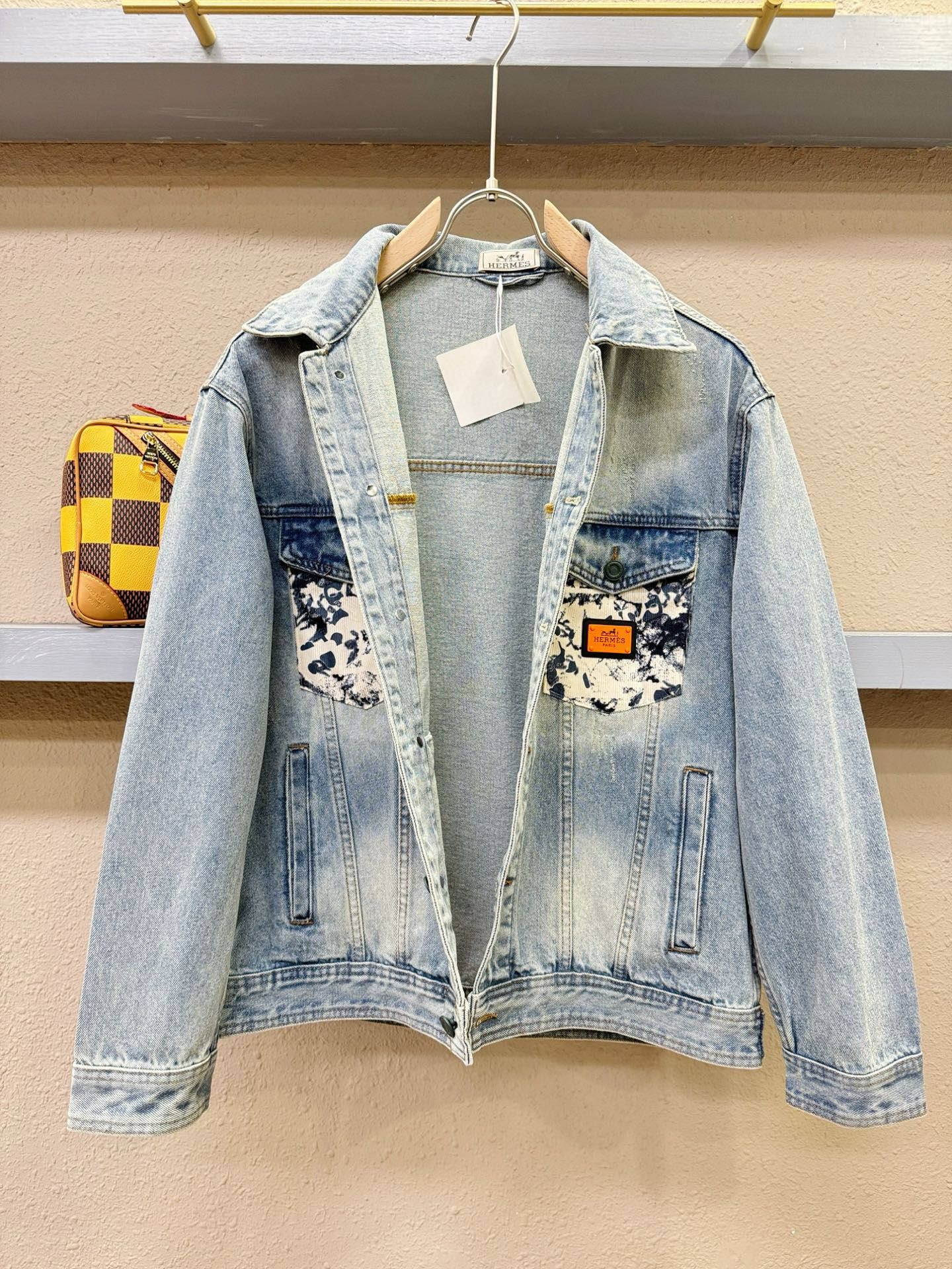 Hermès爱马仕 2026春夏新品牛仔外套，时装圈人气极为火热的单品，是时尚大咖们最炙手可热扭造型的必