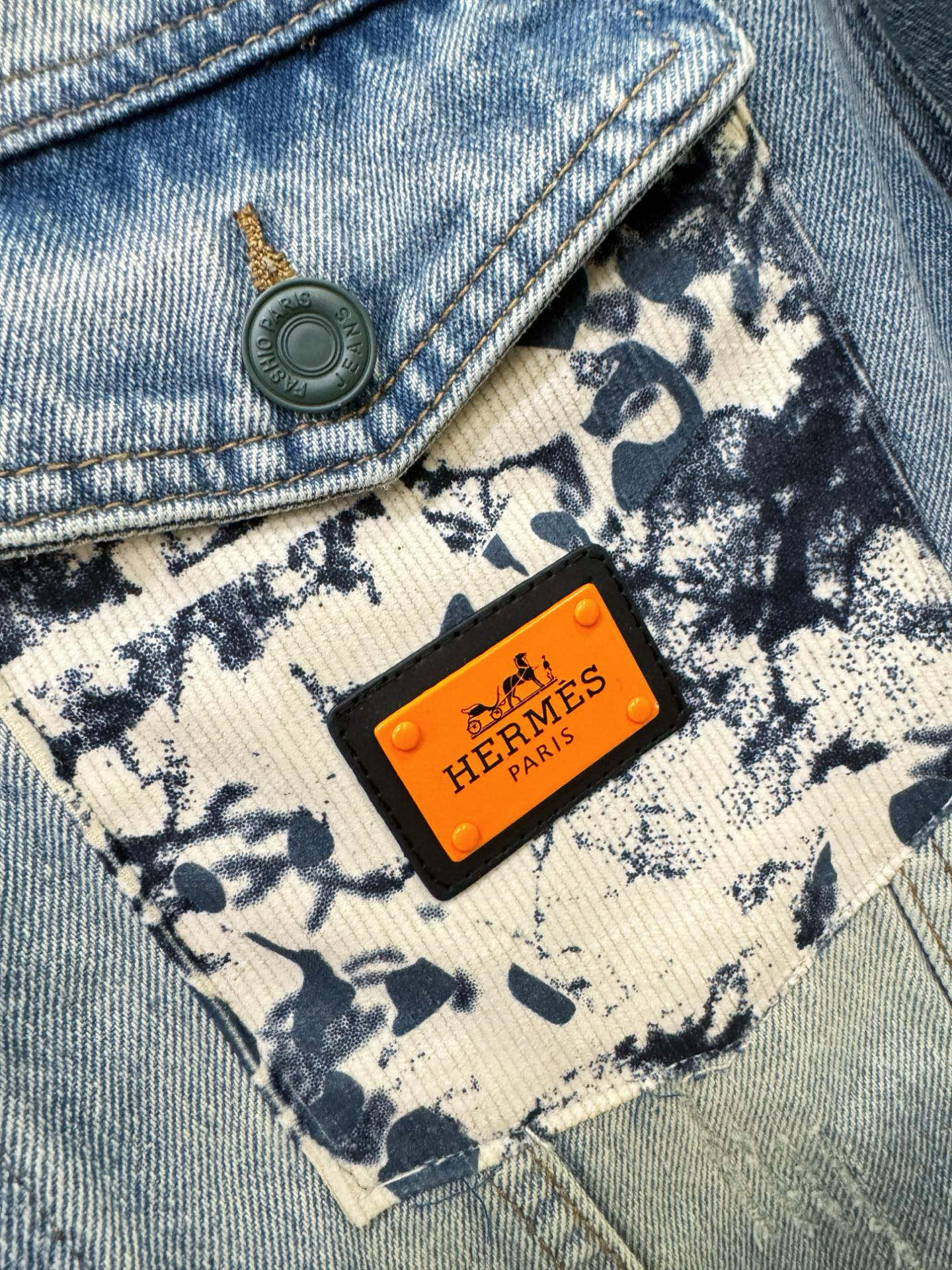 Hermès爱马仕 2026春夏新品牛仔外套，时装圈人气极为火热的单品，是时尚大咖们最炙手可热扭造型的必