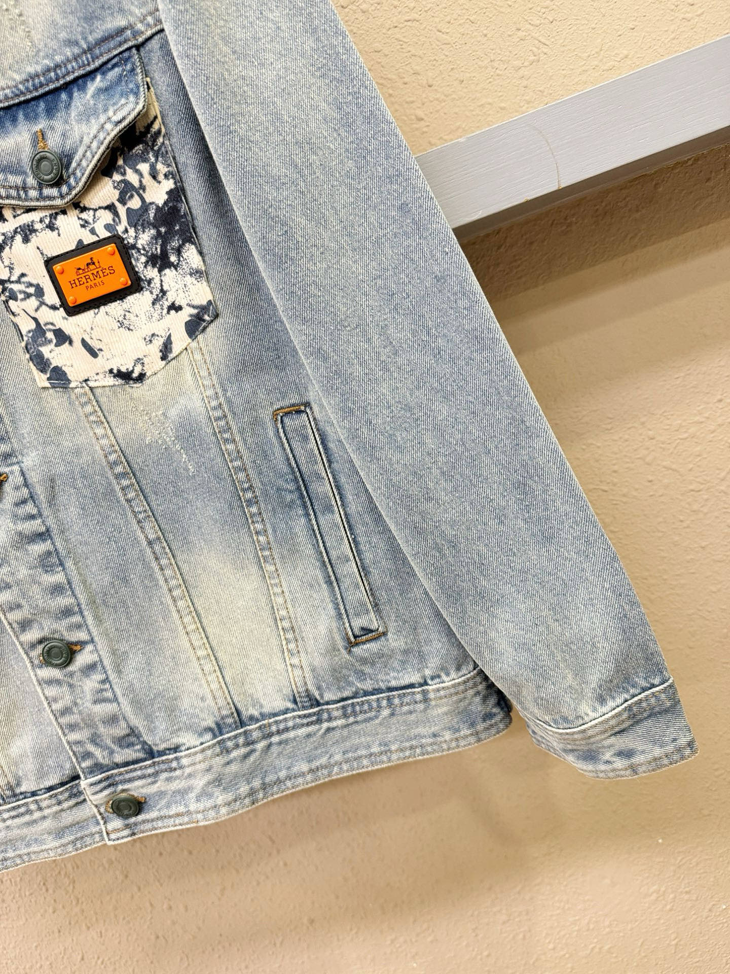 Hermès爱马仕 2026春夏新品牛仔外套，时装圈人气极为火热的单品，是时尚大咖们最炙手可热扭造型的必