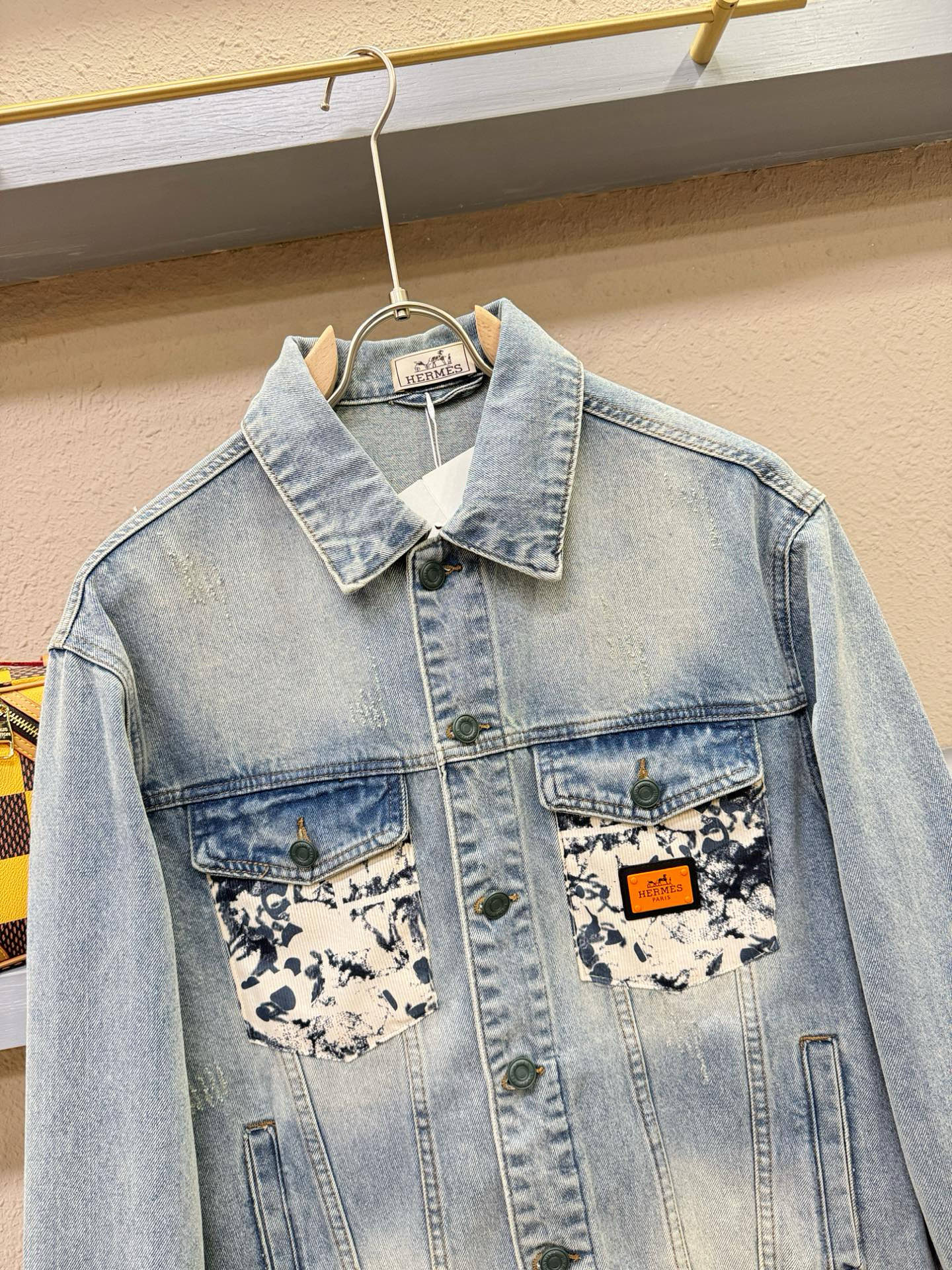 Hermès爱马仕 2026春夏新品牛仔外套，时装圈人气极为火热的单品，是时尚大咖们最炙手可热扭造型的必