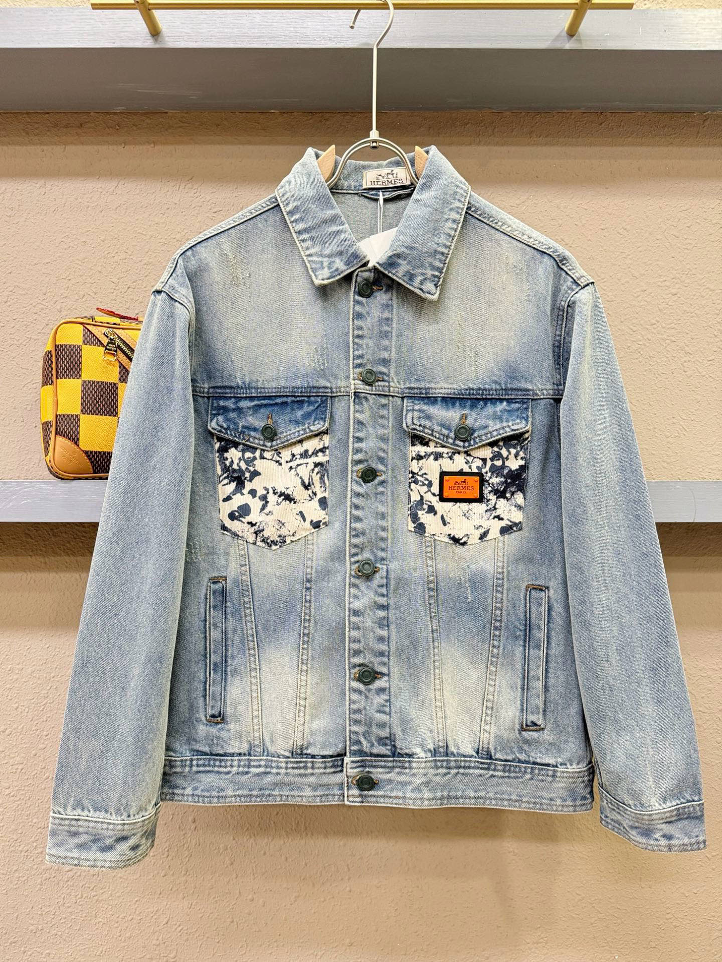 Hermès爱马仕 2026春夏新品牛仔外套，时装圈人气极为火热的单品，是时尚大咖们最炙手可热扭造型的必