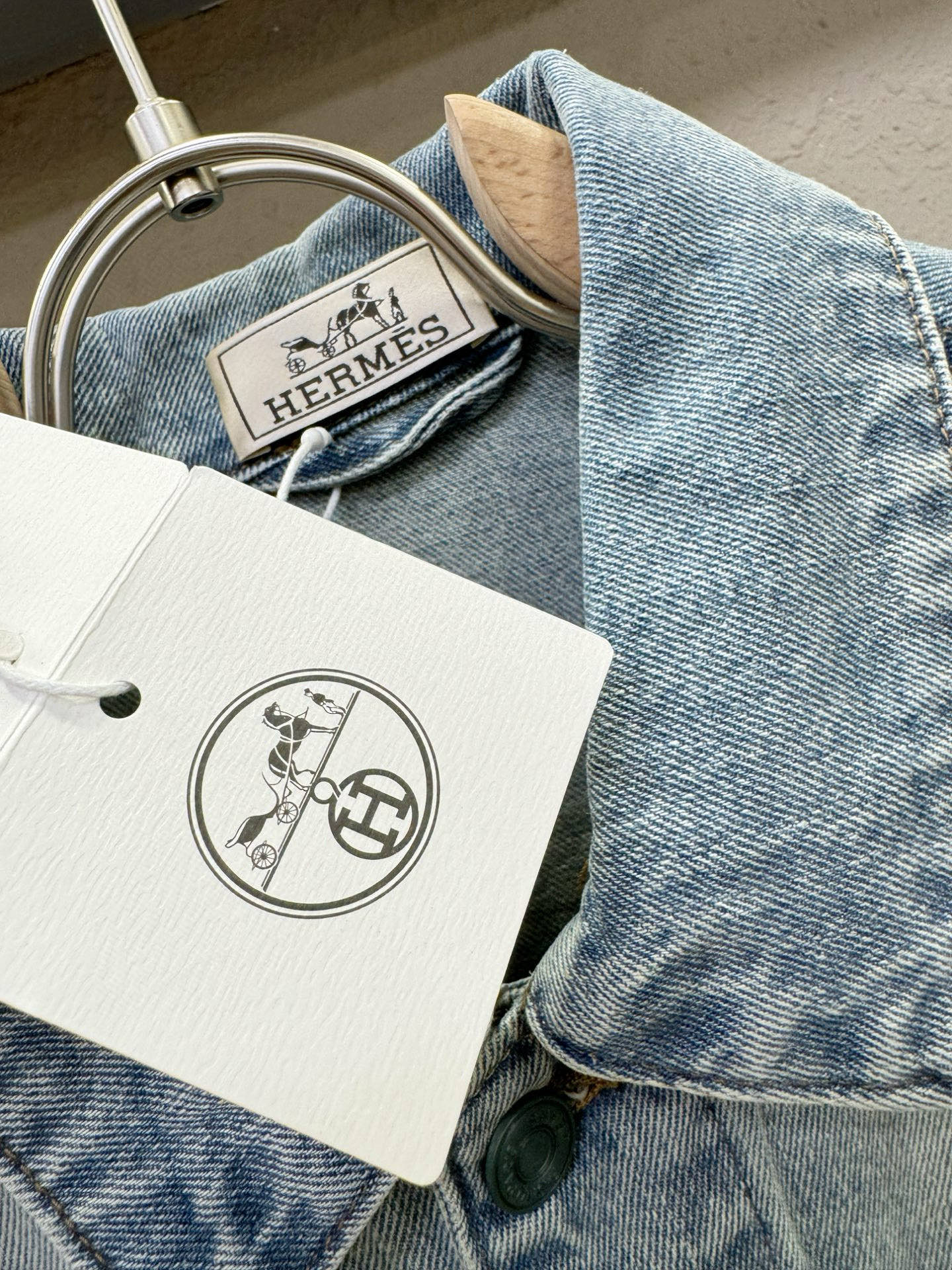 Hermès爱马仕 2026春夏新品牛仔外套，时装圈人气极为火热的单品，是时尚大咖们最炙手可热扭造型的必