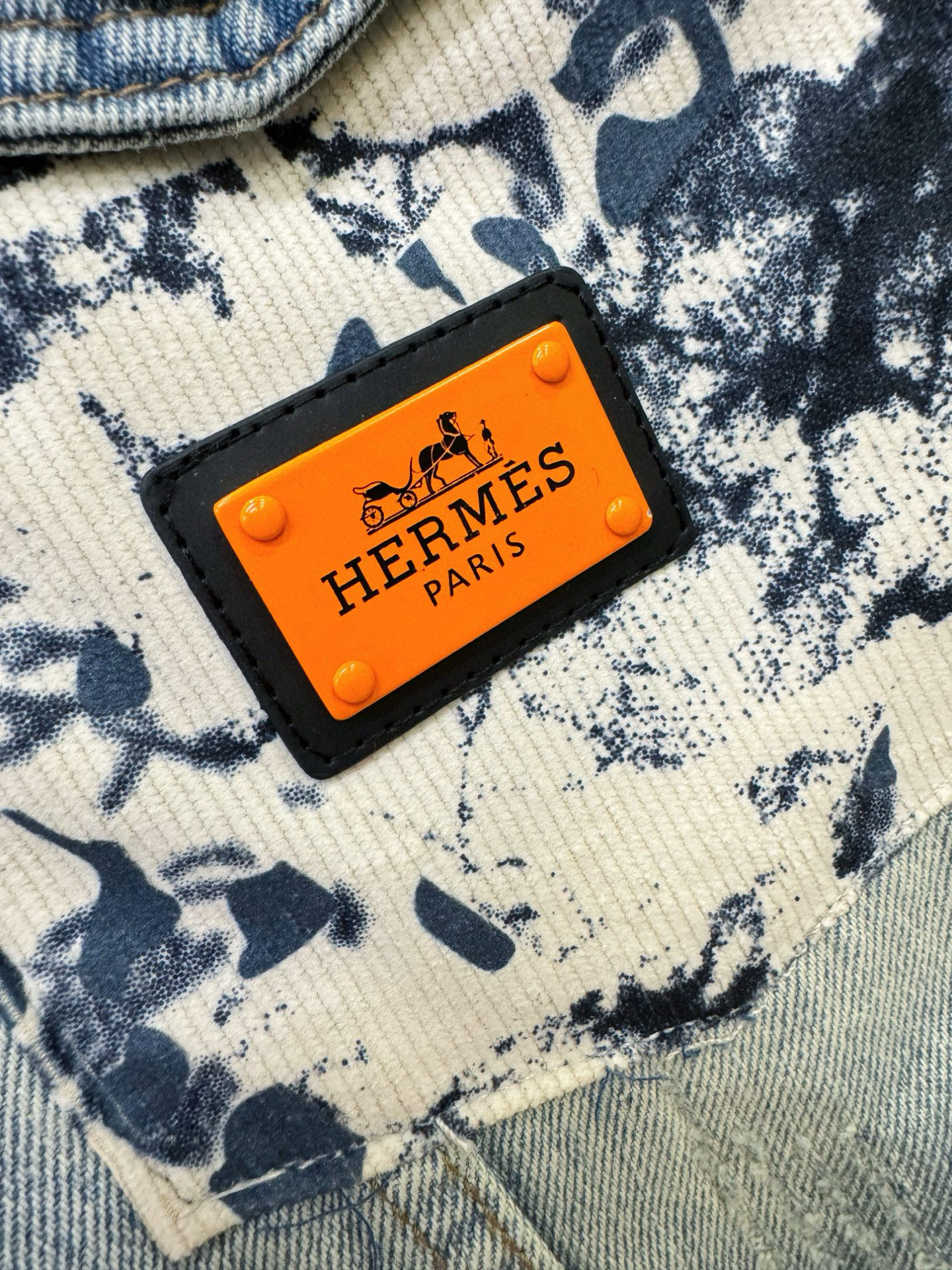 Hermès爱马仕 2026春夏新品牛仔外套，时装圈人气极为火热的单品，是时尚大咖们最炙手可热扭造型的必