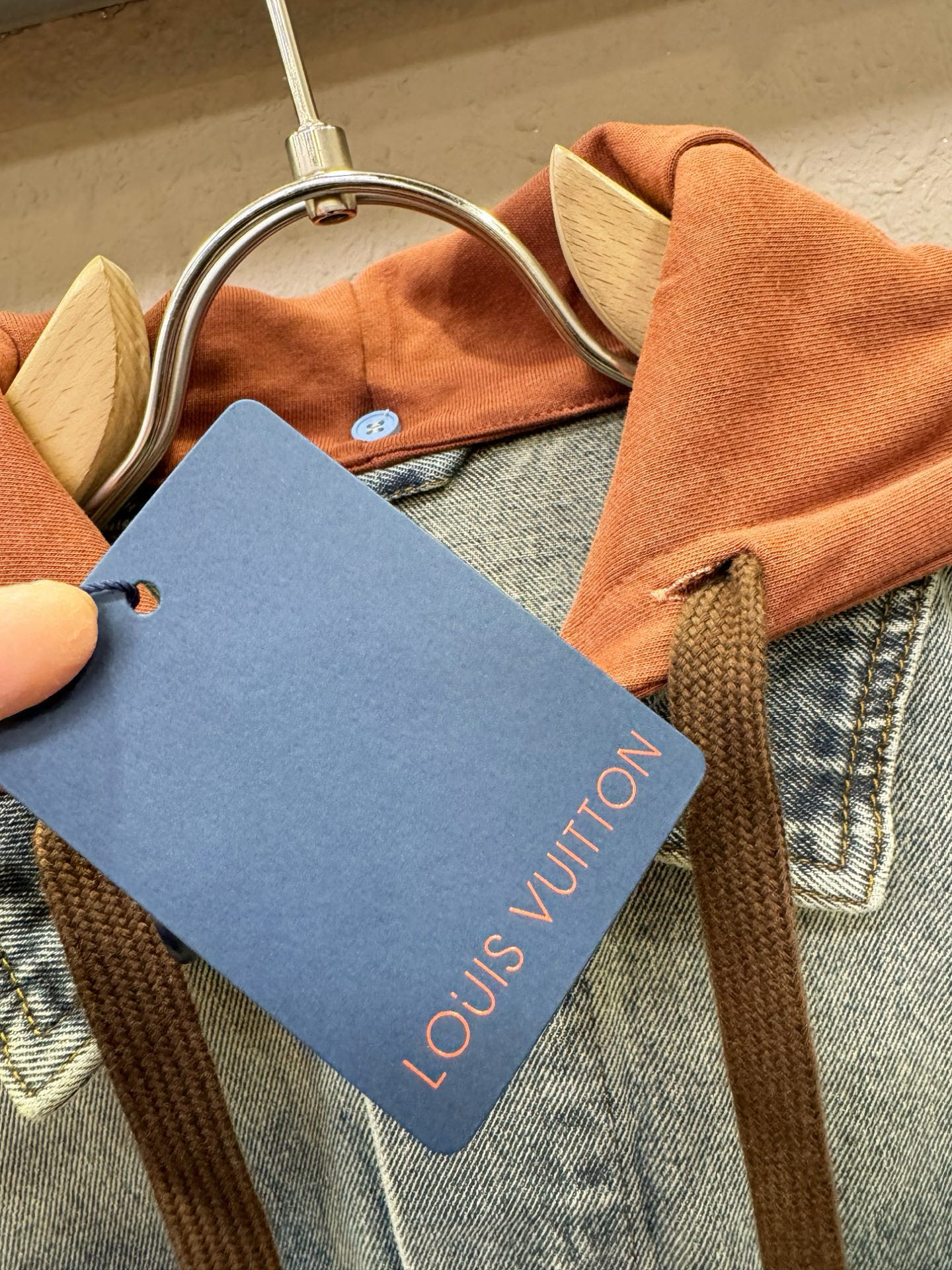 LV路易威登 牛仔外套，时装圈人气极为火热的单品，是时尚大咖们最炙手可热扭造型的必入尤物之一，塑造性领域