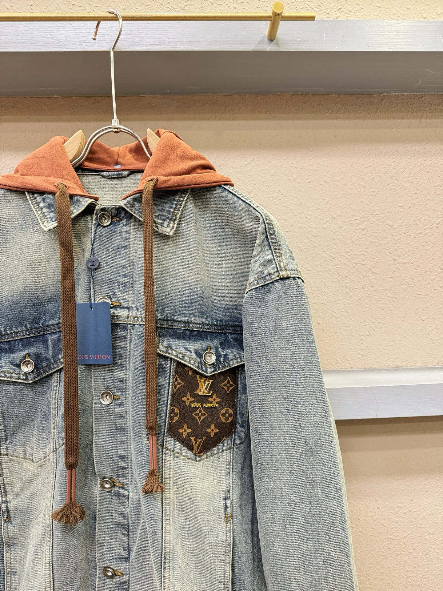 LV路易威登 牛仔外套，时装圈人气极为火热的单品，是时尚大咖们最炙手可热扭造型的必入尤物之一，塑造性领域