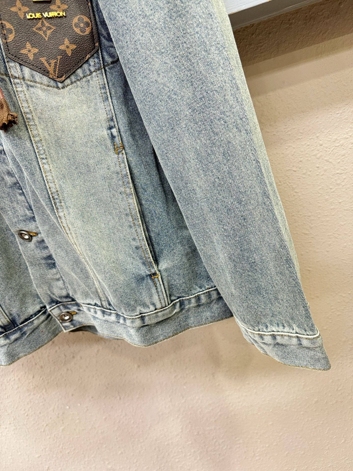 LV路易威登 牛仔外套，时装圈人气极为火热的单品，是时尚大咖们最炙手可热扭造型的必入尤物之一，塑造性领域