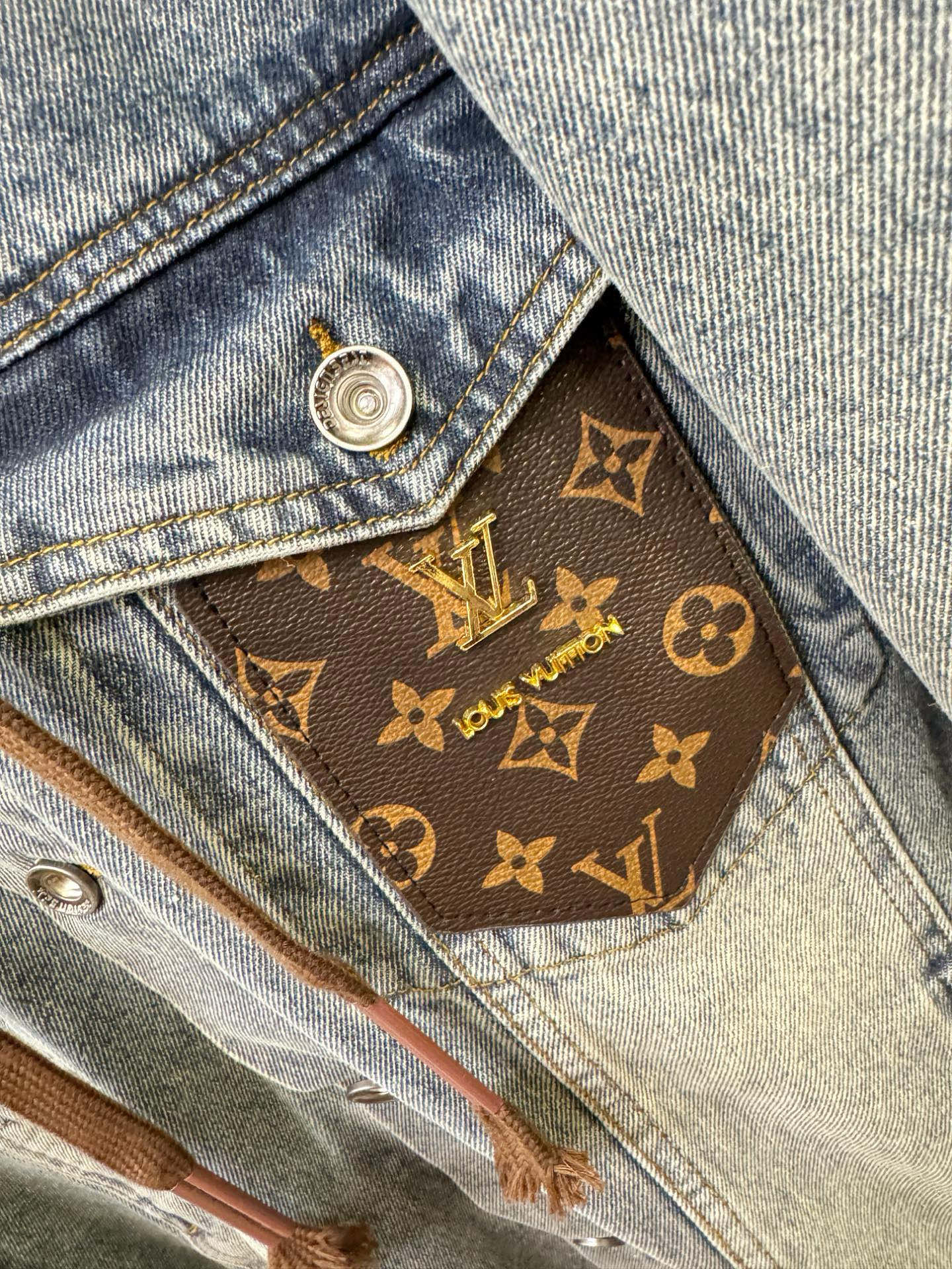 LV路易威登 牛仔外套，时装圈人气极为火热的单品，是时尚大咖们最炙手可热扭造型的必入尤物之一，塑造性领域