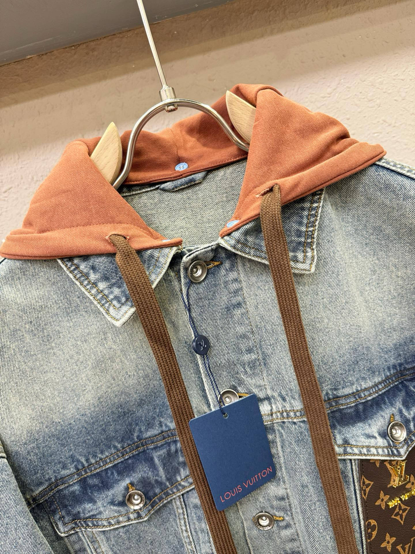 LV路易威登 牛仔外套，时装圈人气极为火热的单品，是时尚大咖们最炙手可热扭造型的必入尤物之一，塑造性领域