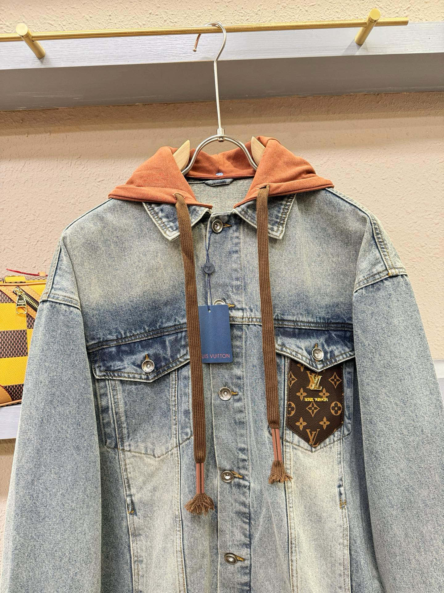 LV路易威登 牛仔外套，时装圈人气极为火热的单品，是时尚大咖们最炙手可热扭造型的必入尤物之一，塑造性领域